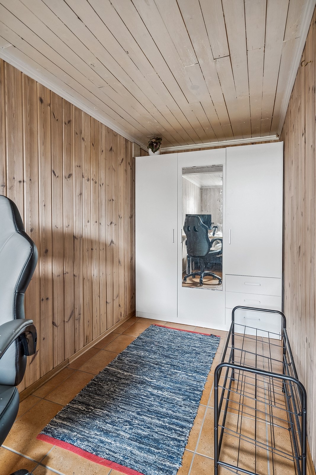 "Soverommet" er av fin størrelse og er benyttet som ungdomsværelse med dobbeltseng, skrivepult og garderobeskap. Galleribilde