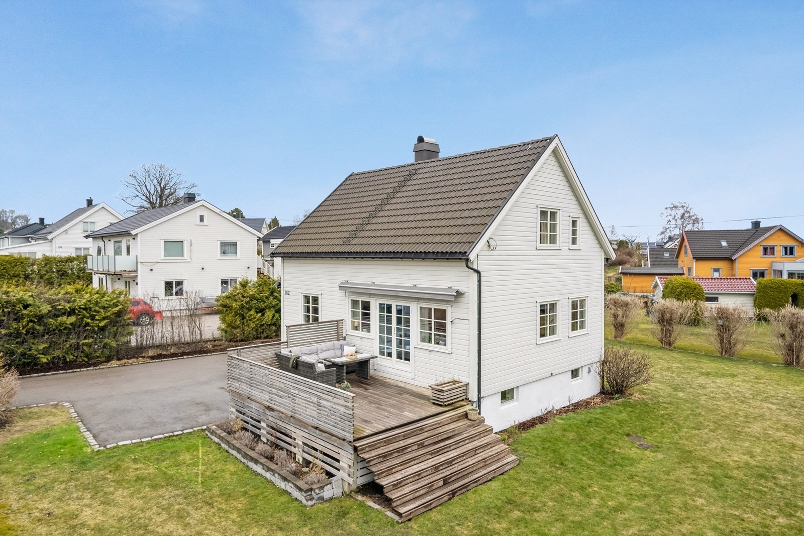 Dette er en hyggelig og tiltalende enebolig beliggende på fin hagetomt med mye sol. Galleribilde