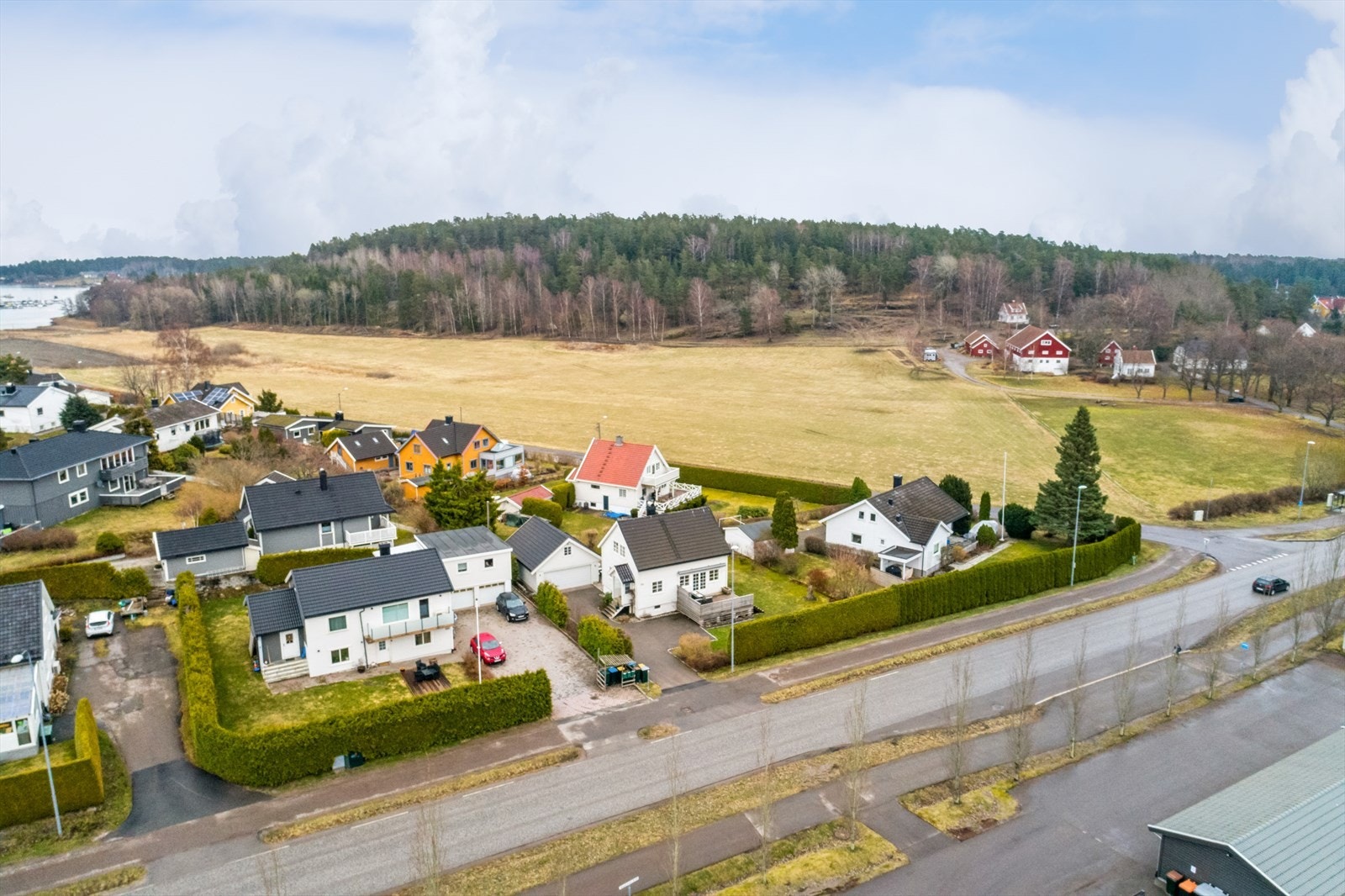 Eiendommen sett fra drone. Galleribilde