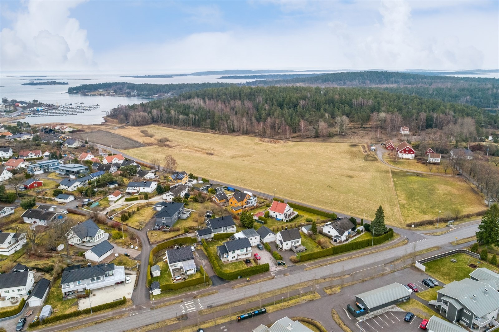 Dette er en flott familiebolig beliggende i veletablert og hyggelige omgivelser på populære Skallestad. Galleribilde