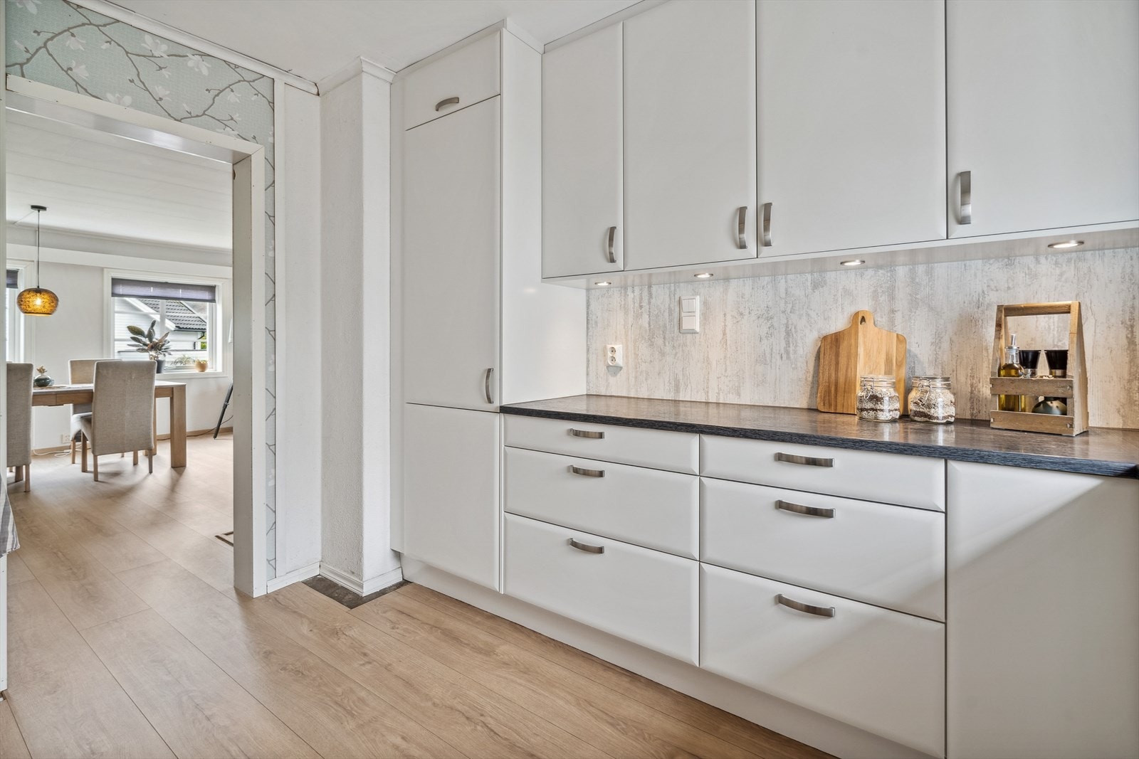 Både pent og praktisk med takhøye overskap. Legg også merke til det delikate tapetet. Galleribilde