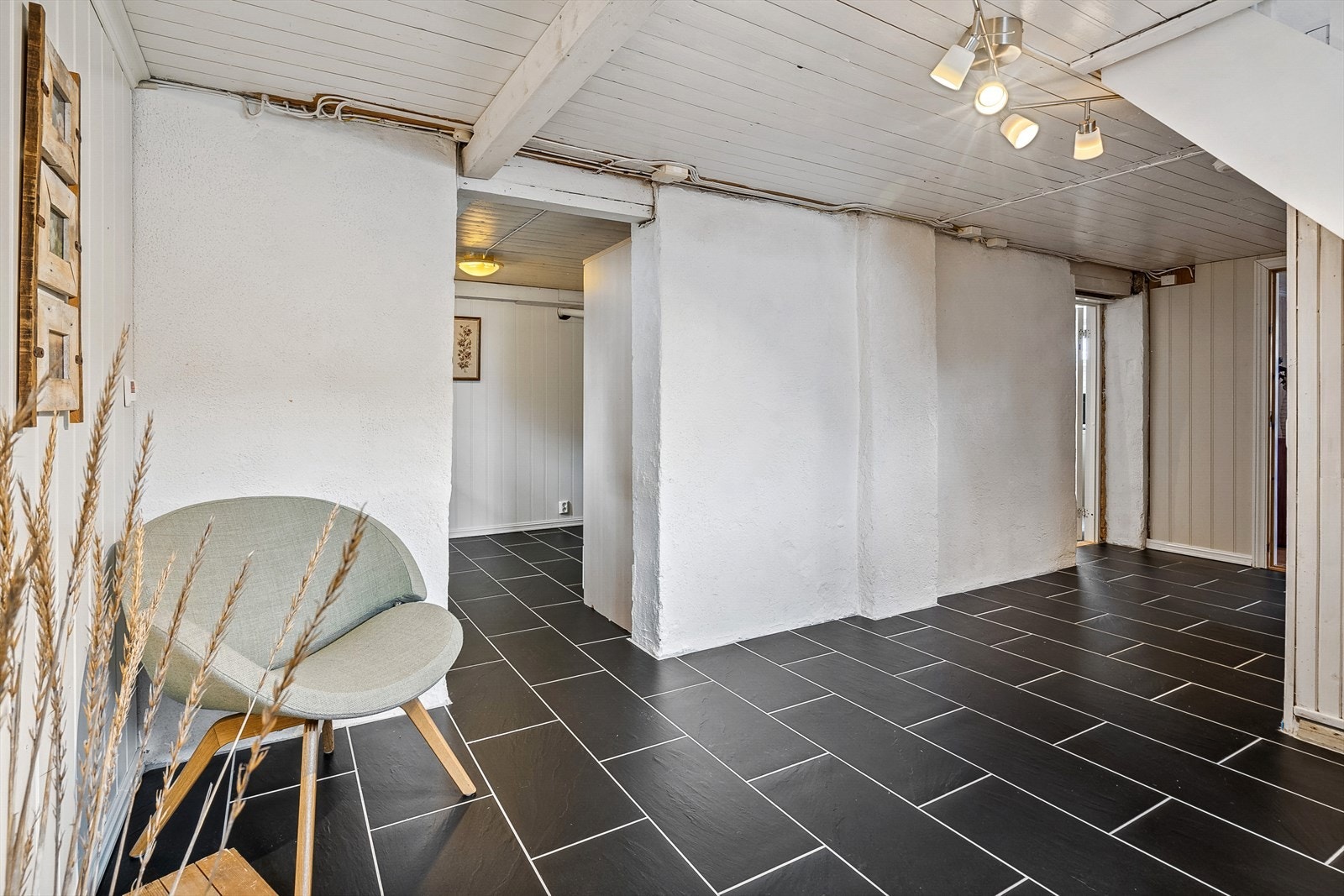 Kjeller består av stor hall, innvendig bod, bad/vaskerom og ett innredet rom - soverom som ikke er omsøkt/godkjent. Galleribilde