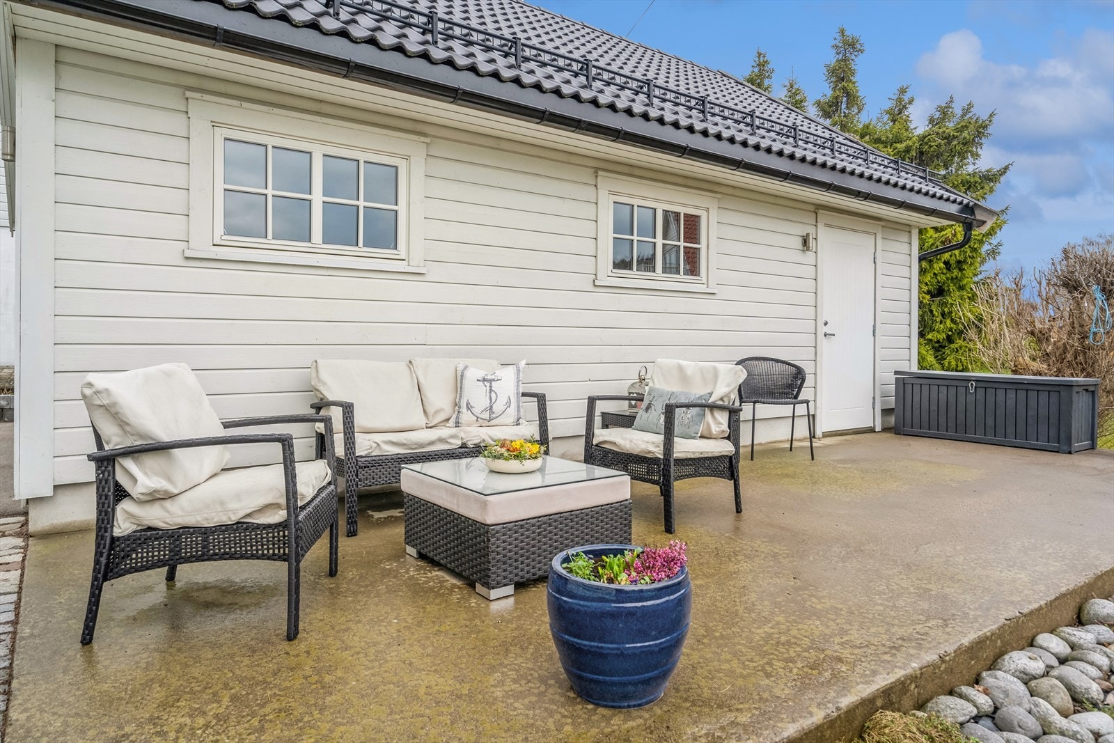 På plattingen er det god plass til møbelgruppe. Galleribilde
