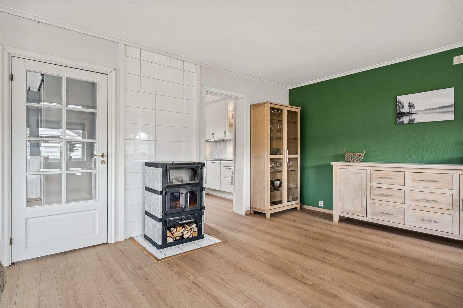 Det er listefri overgang mellom stue og kjøkken med adkomst via åpen dør, og plass til spiseplass like på utsiden. Galleribilde