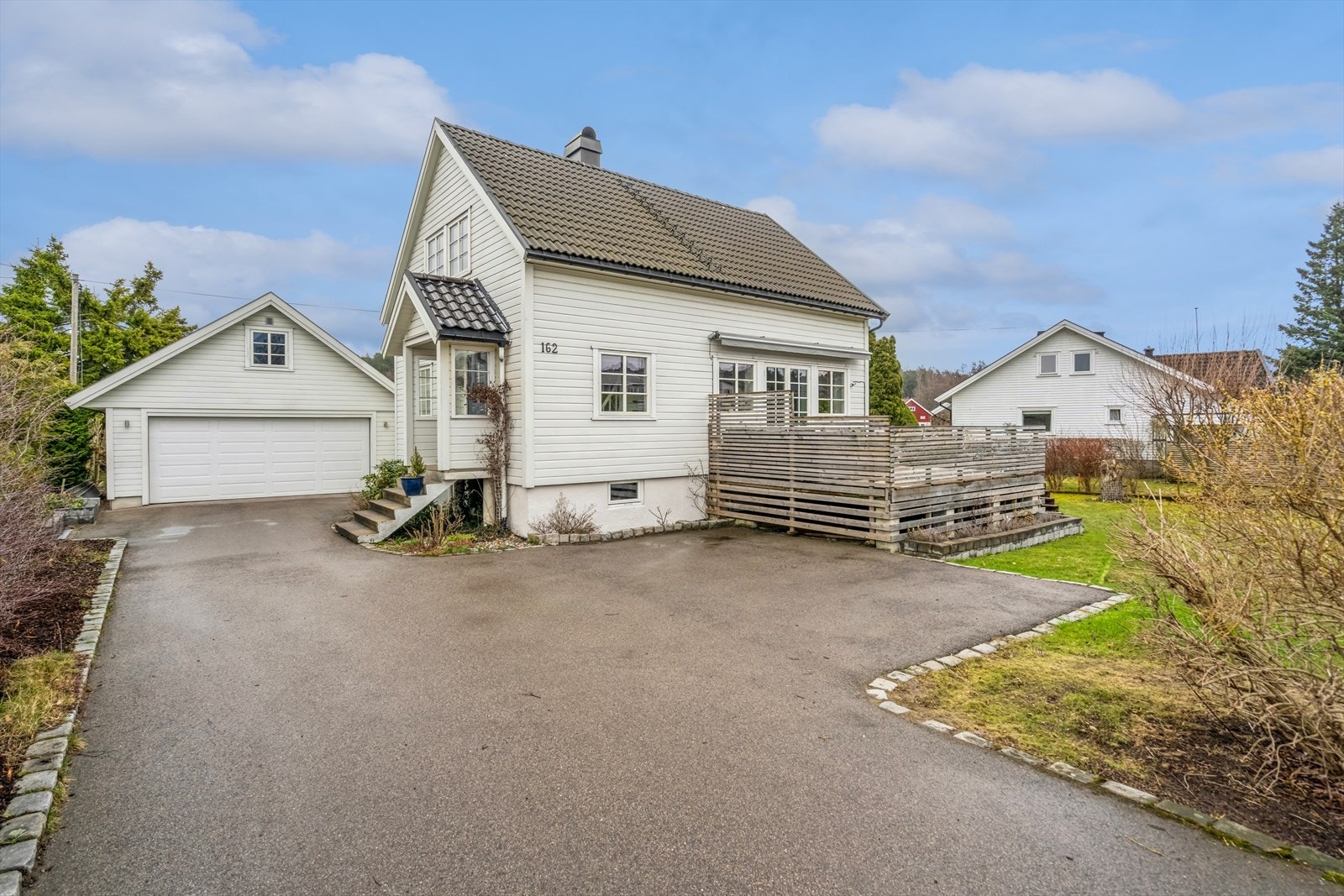 Det er gode parkeringsmuligheter i stor gårdsplass og i dobbelgarasje, samt nydelige og skjermede utearealer hvor du kan følge solen fra morgen til kveld. Galleribilde