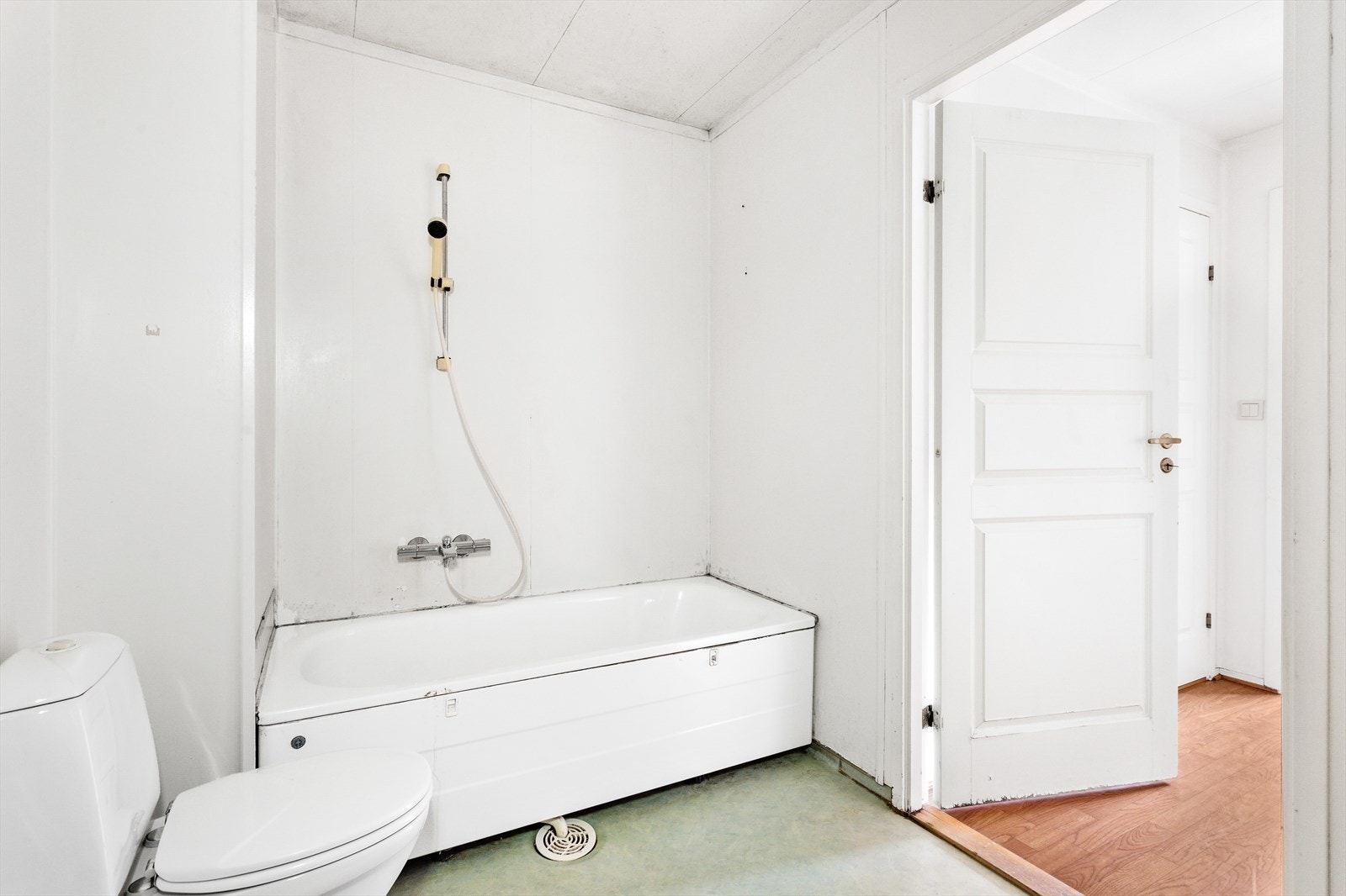 Det er opplegg for vaskemaskin på baderommet. Galleribilde