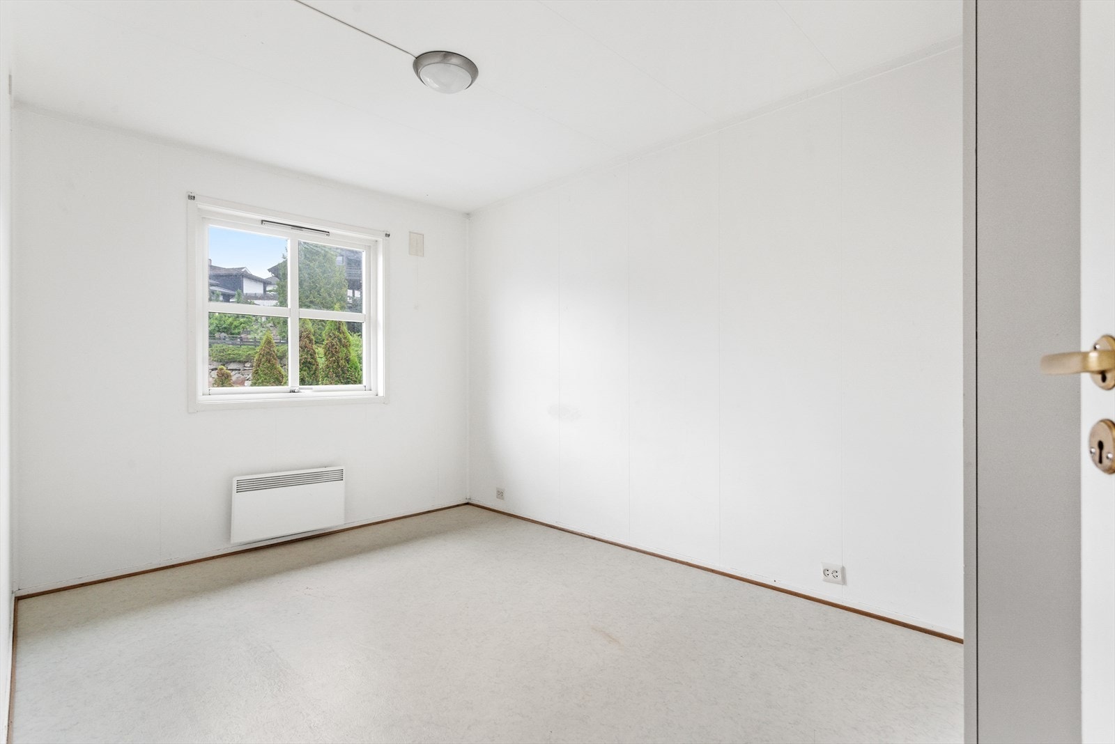 God plass til dobbeltseng med tilhørende kommode. Soverommene har også plass til garderobeløsning. Galleribilde