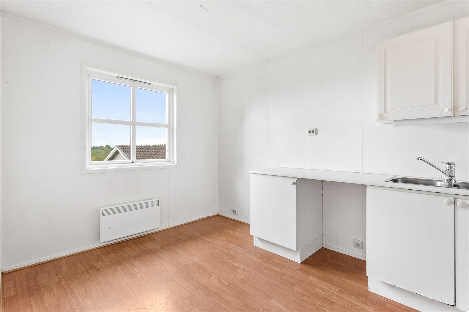 Plass for frittstående komfyr og oppvaskmaskin. Avtrekksvifte med utkast til friluft. Plass til spisesone. Galleribilde