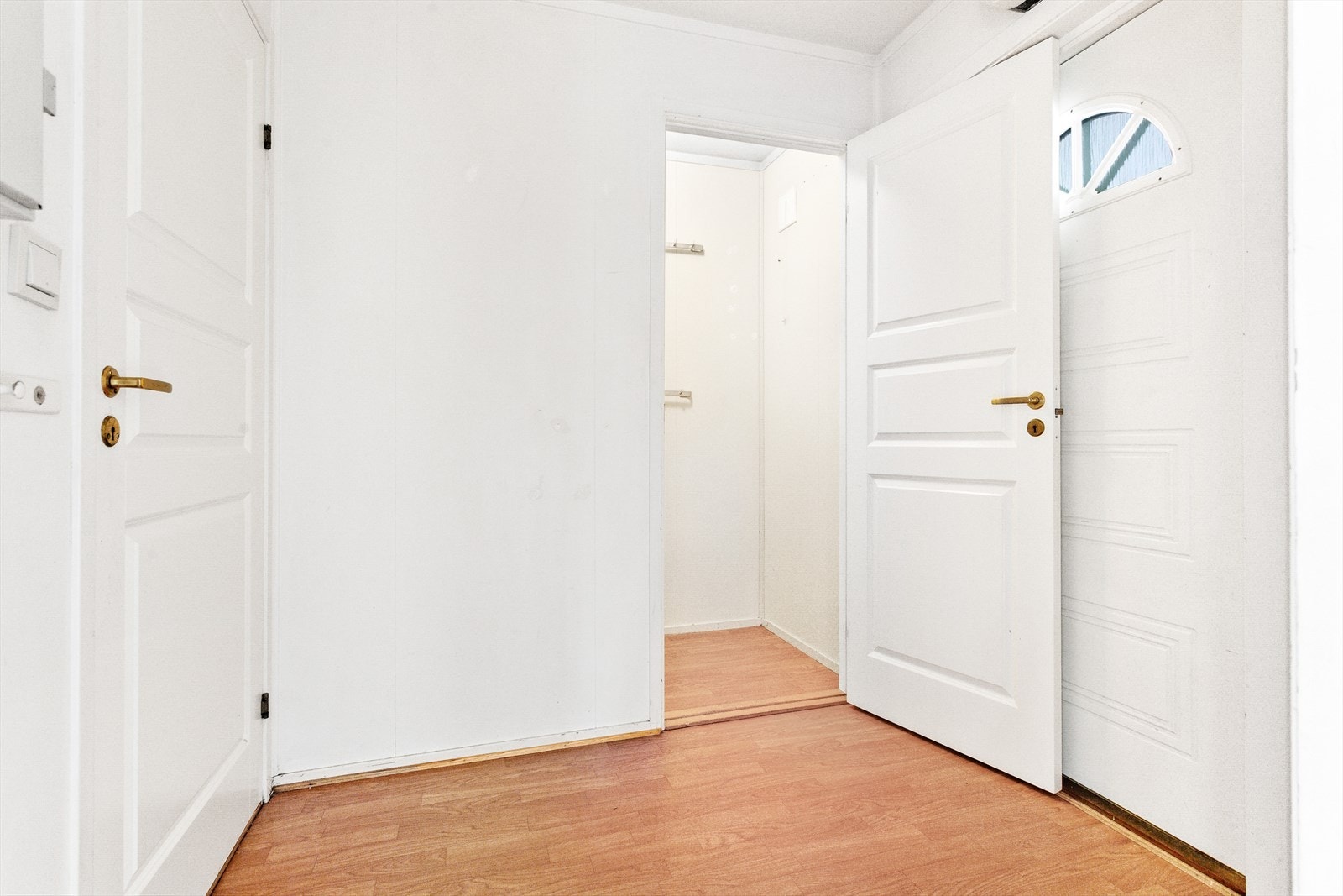 Lys og romslig entré. Galleribilde