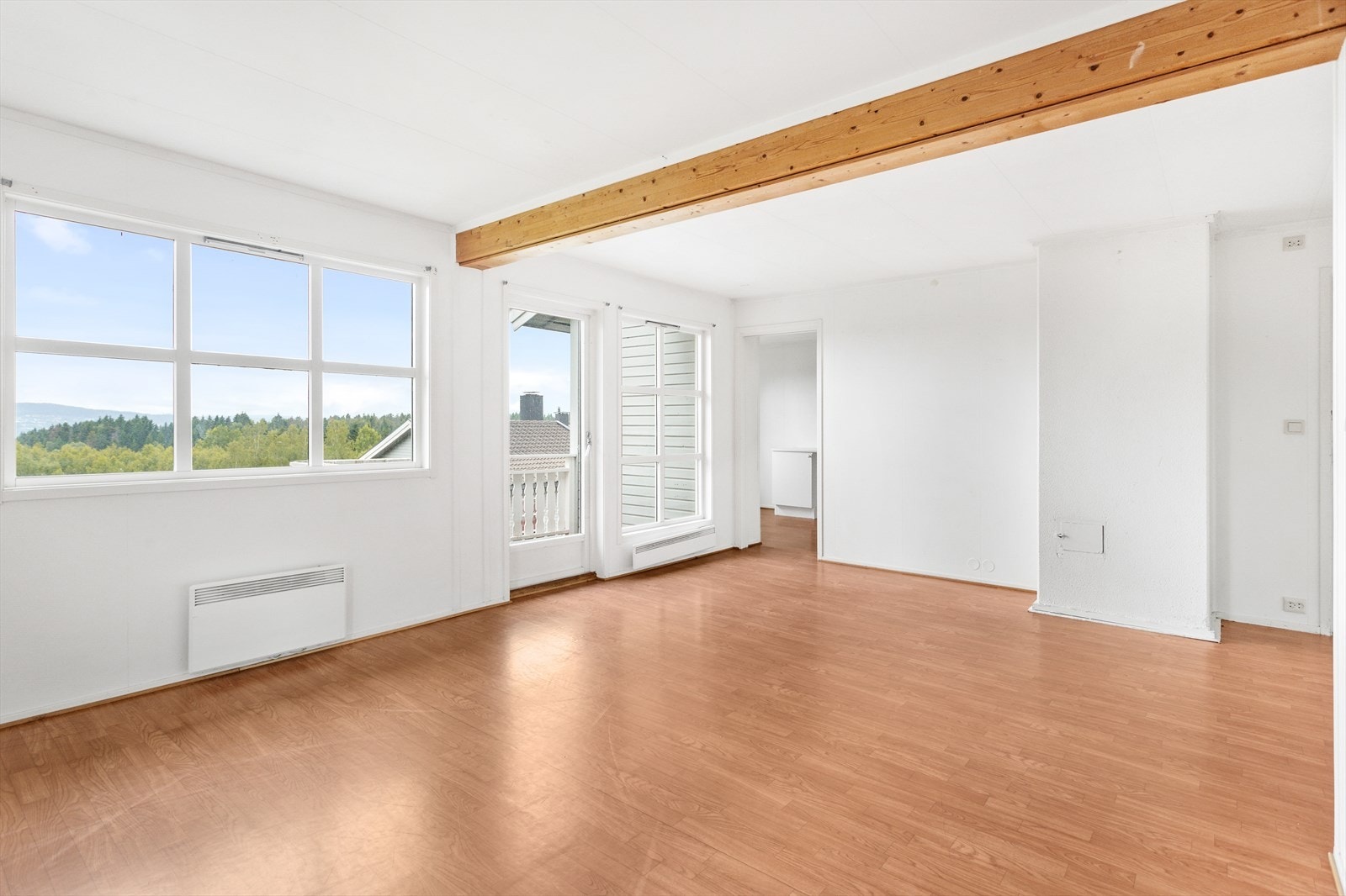 Stor stue med utgang til solrik balkong. Galleribilde