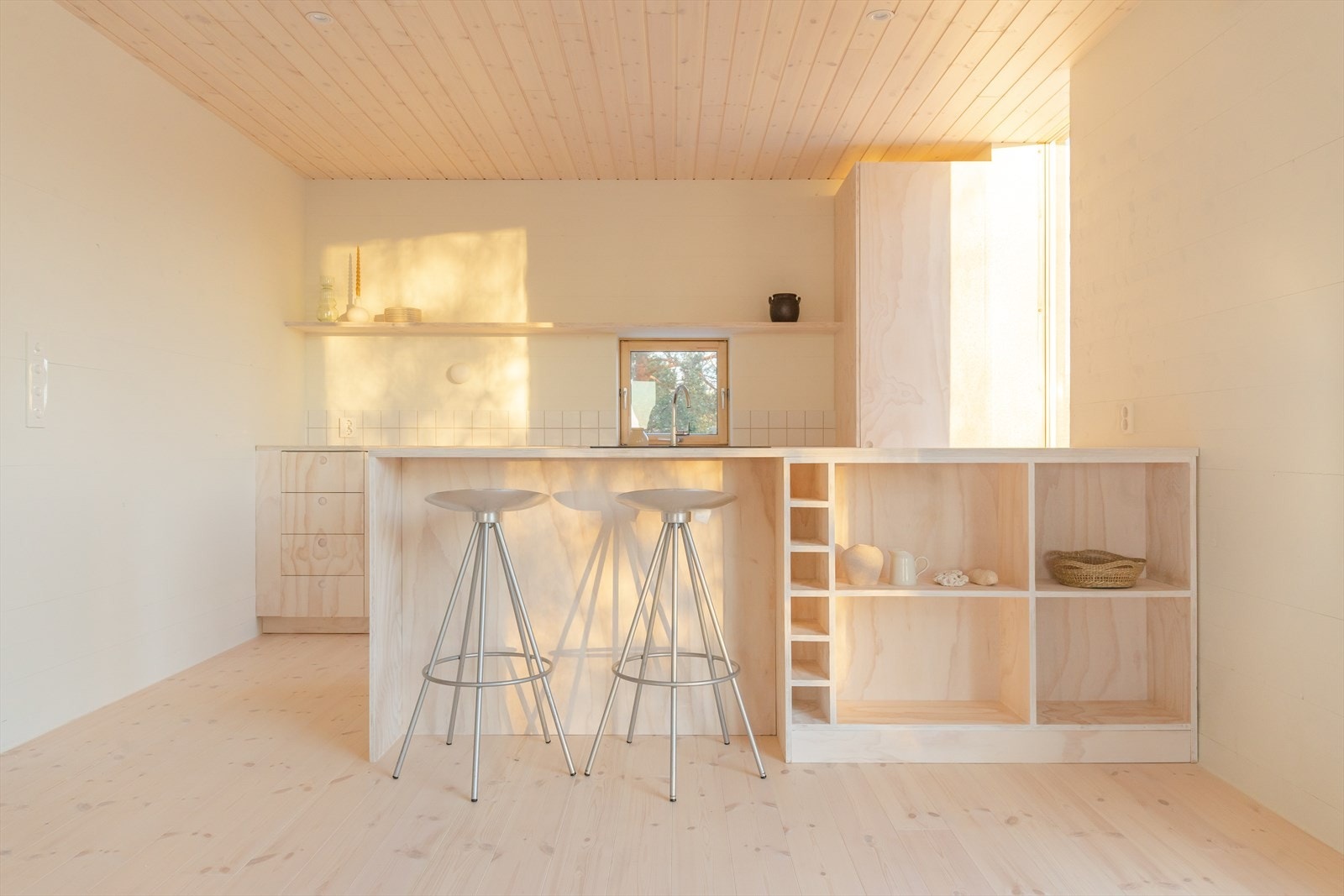 Unikt kjøkken fra møbelsnekkere i høykvalitets, hvit-oljet gran Galleribilde