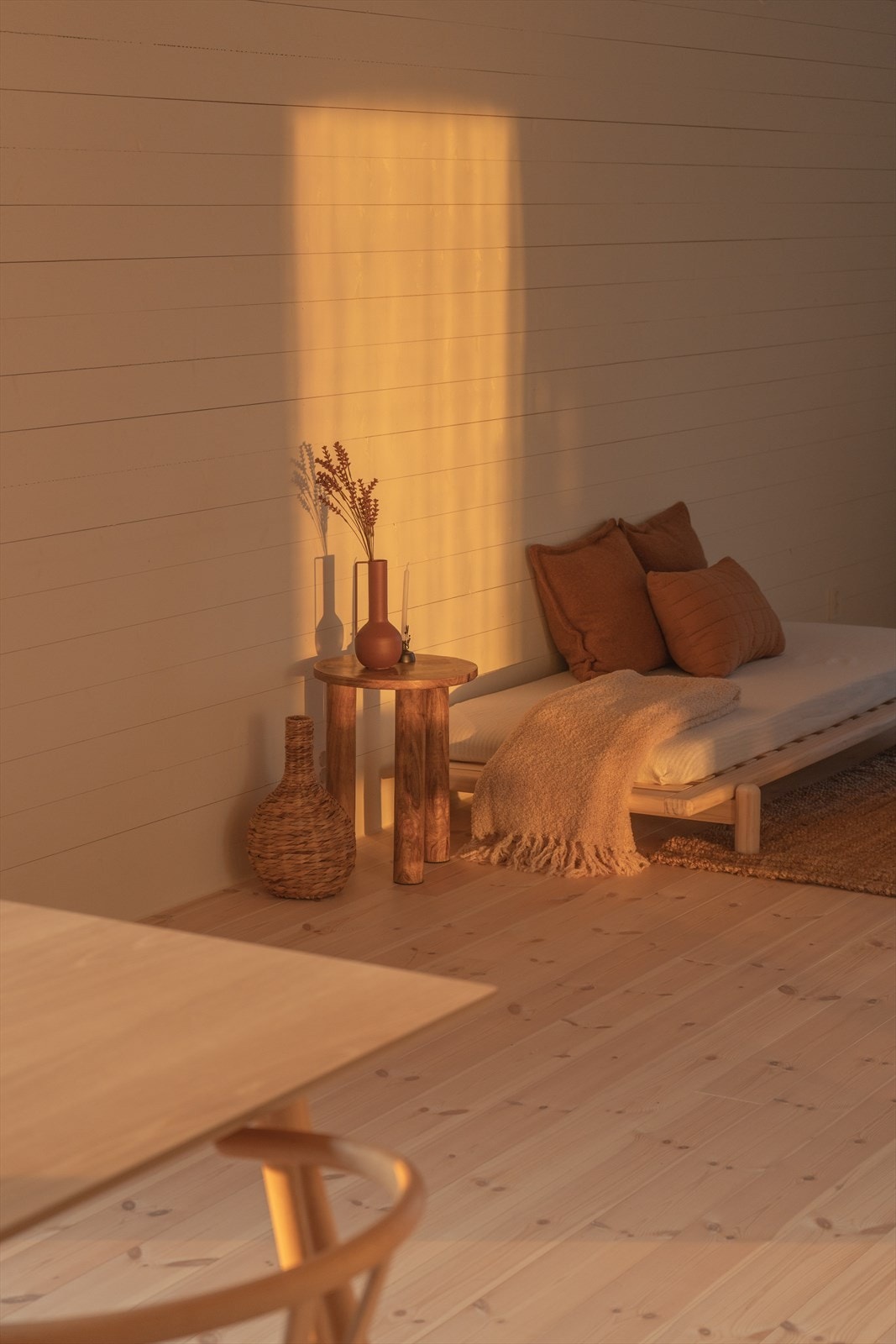 Naturlig lys skaper nydelig lys gjennom store glassflater gjennom dagen Galleribilde