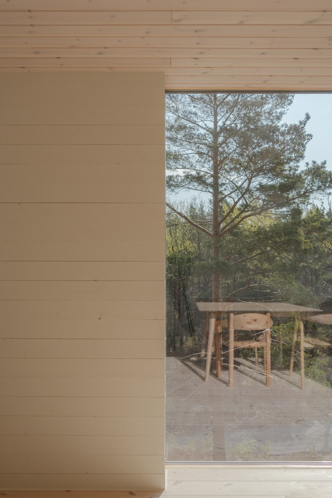 Refleksjoner i store glassflater med skult innramming Galleribilde