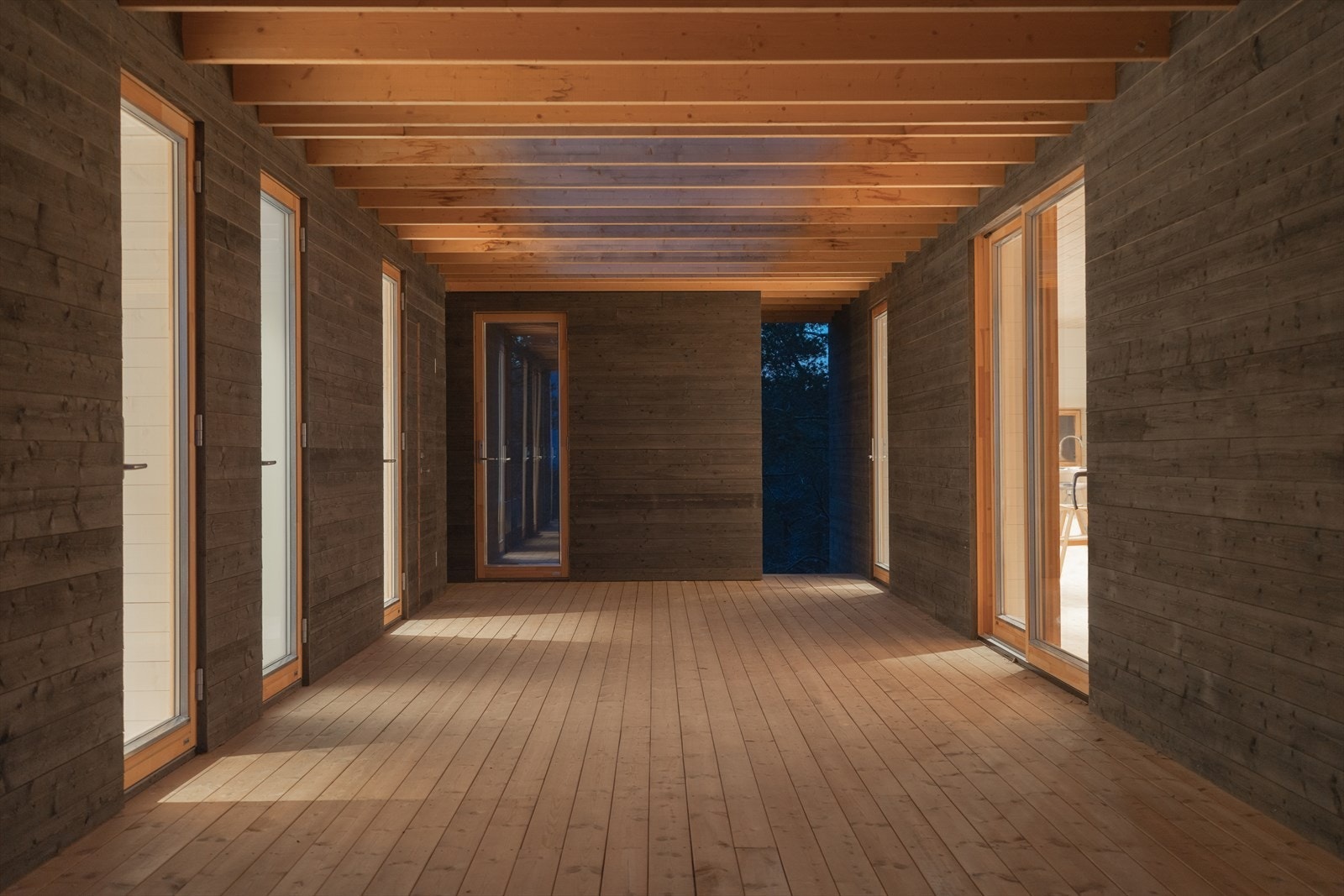 Fritidsboligens 3 bygningskropper deler ett tak Galleribilde