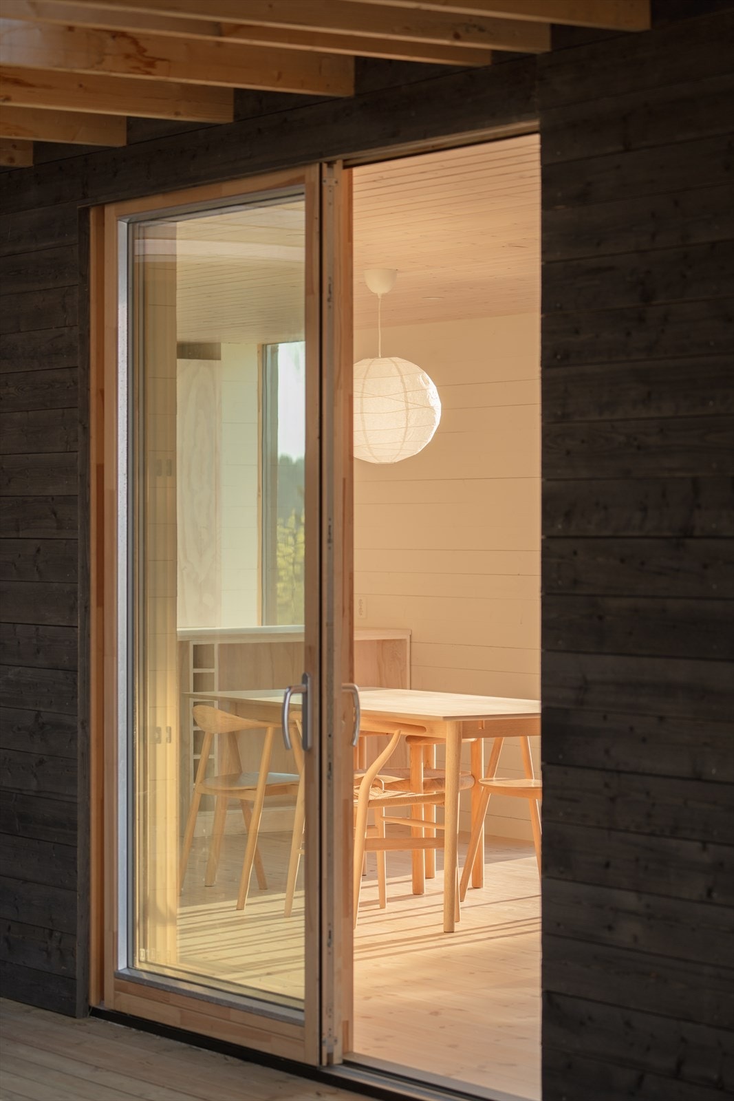 Herlig lys gjennom den åpne hytta Galleribilde