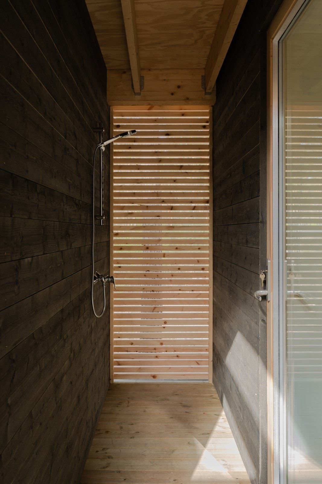 Etter et bad i sjøen, kan det være godt med utedusjen før grilling på terrassen Galleribilde