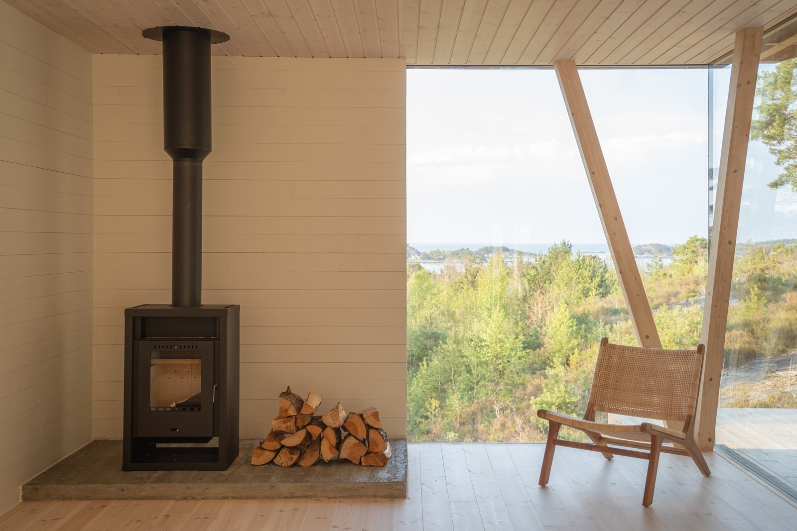 Glass mot glass i stuens hjørne mot syd-vest rammer inn utsikten Galleribilde