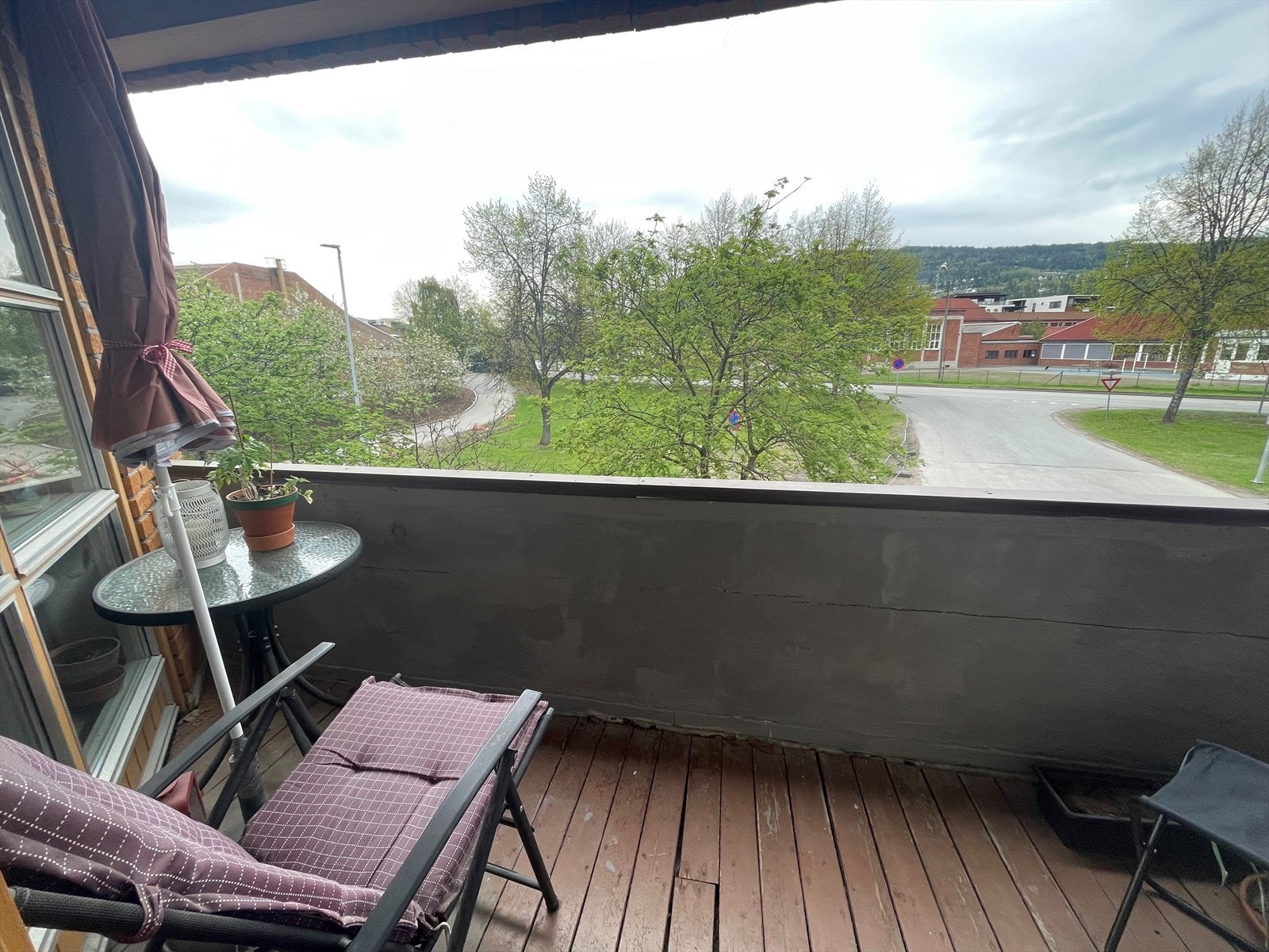 Lun og trivelig terrasse med plass til sittegruppe Galleribilde