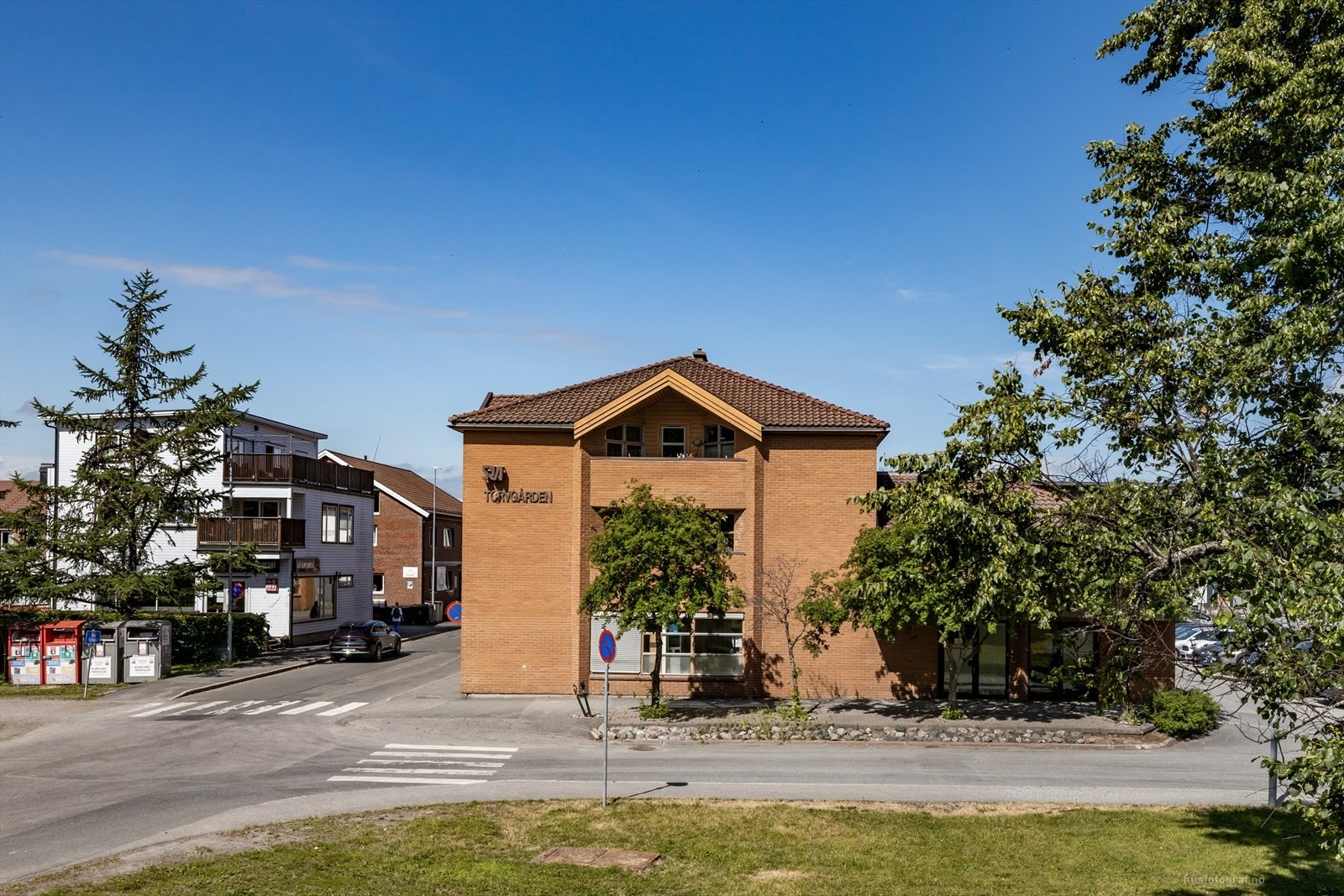 Boligen ligger i 2. etg (bak treet) Galleribilde