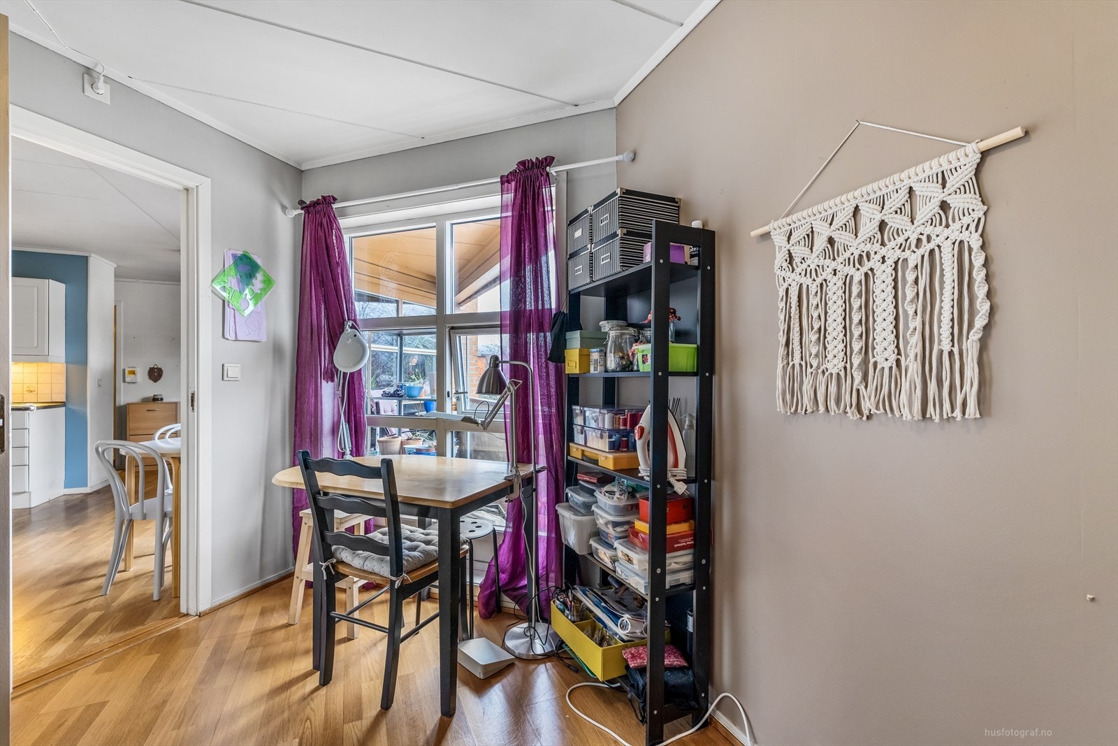 Plass til pult/ hjemmekontor på soverommet Galleribilde