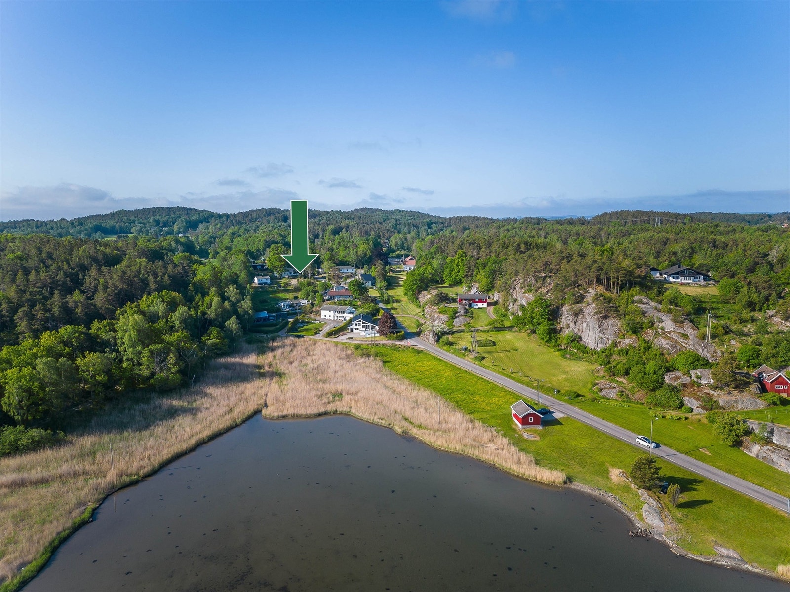 Tomten ligger på Kråkere, sjønært og helt nord på Tjøme. Galleribilde
