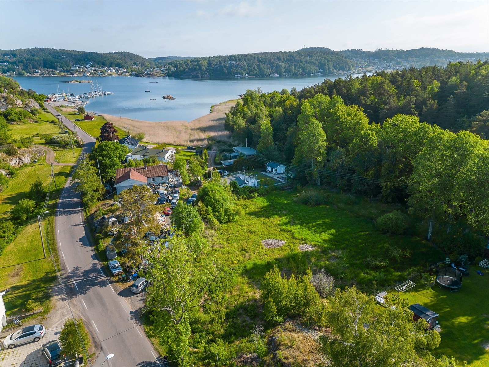 Tomten ligger med utsikt mot deler av Vrengensundet og med en umiddelbar nærhet til sjø og vakker skjærgård. Galleribilde