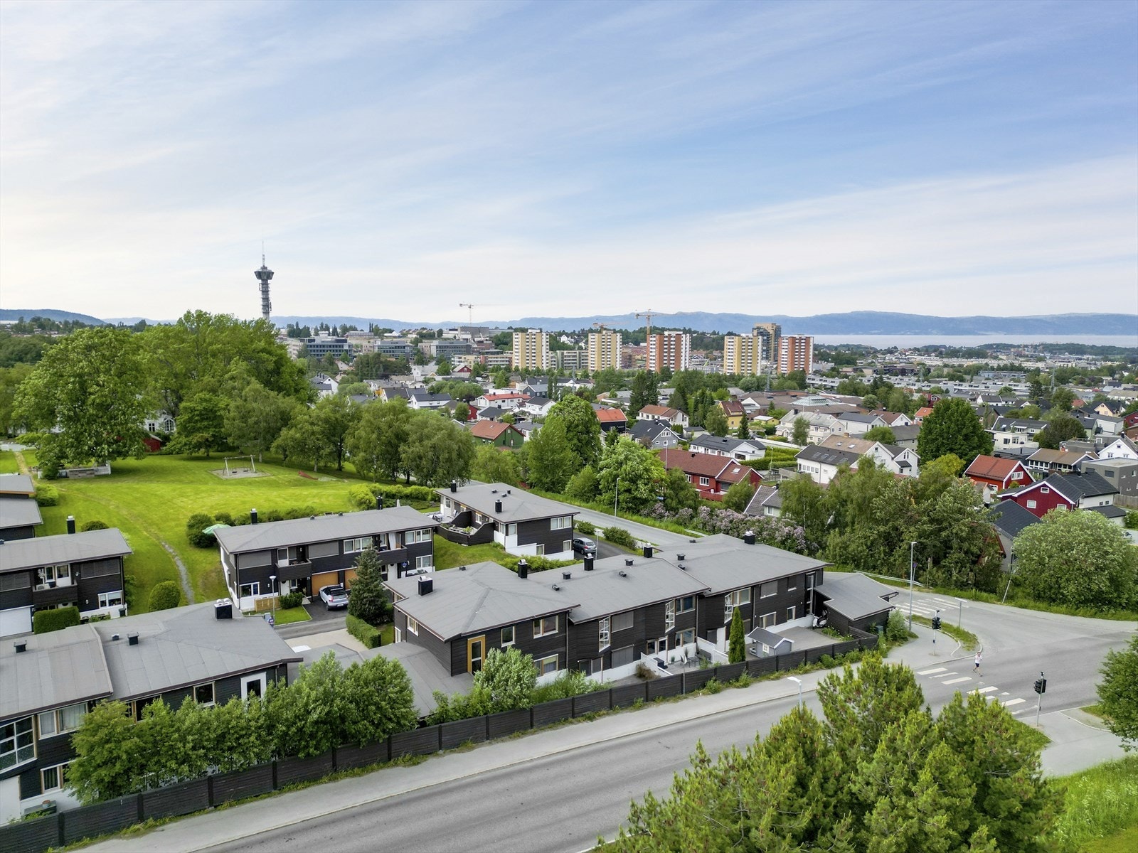 Bak disse husene ligger det et fellesområde for beboerne Galleribilde