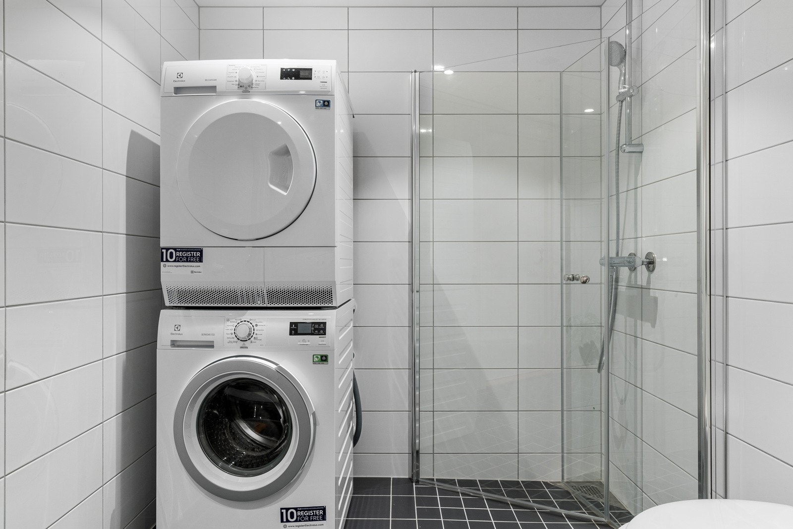 På hovedbadet er det også plass til vaskemaskin og tørketrommel. Galleribilde