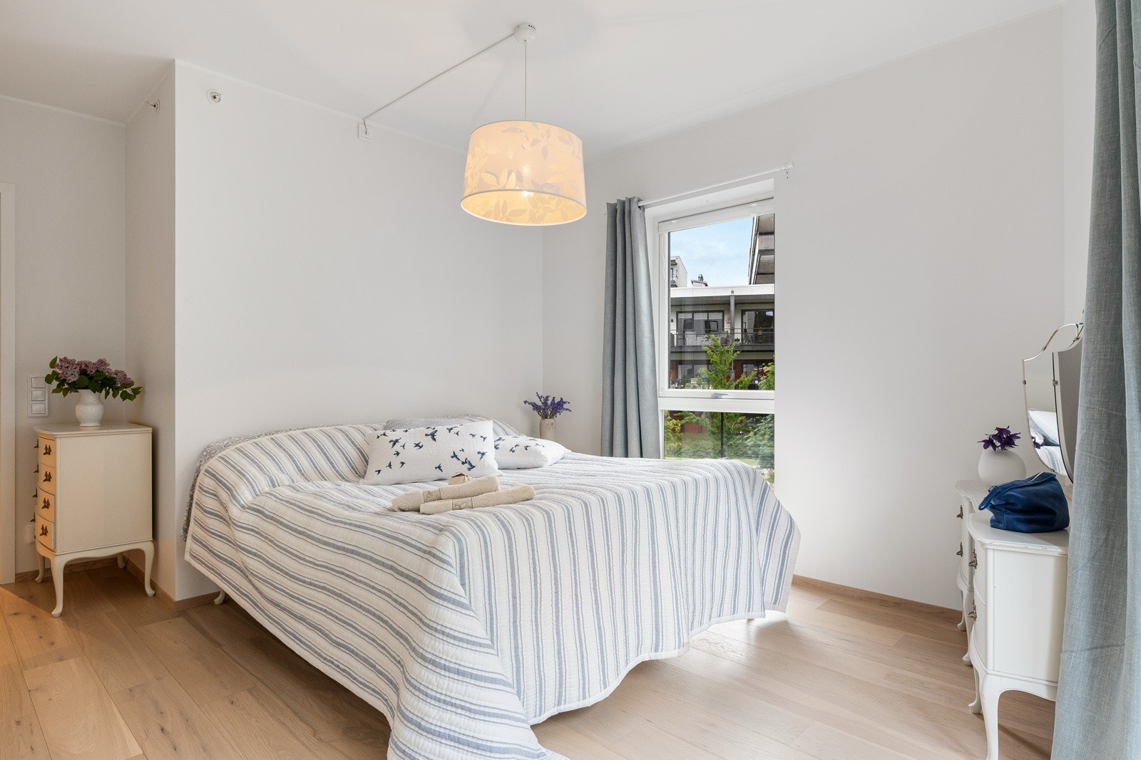 God garderobe og plass til kontor. Galleribilde