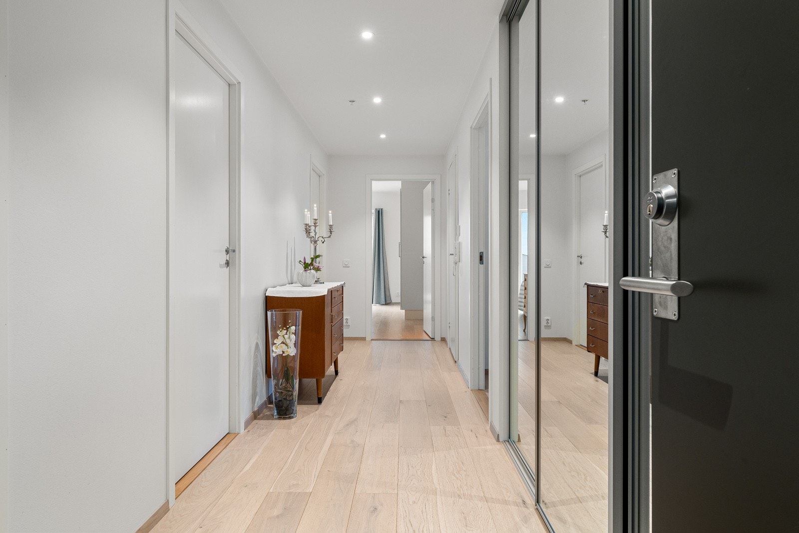 Romslig gang med adkomst til innvedig bod og god skyvedørsgarderobe for yttertøy og sko. Galleribilde