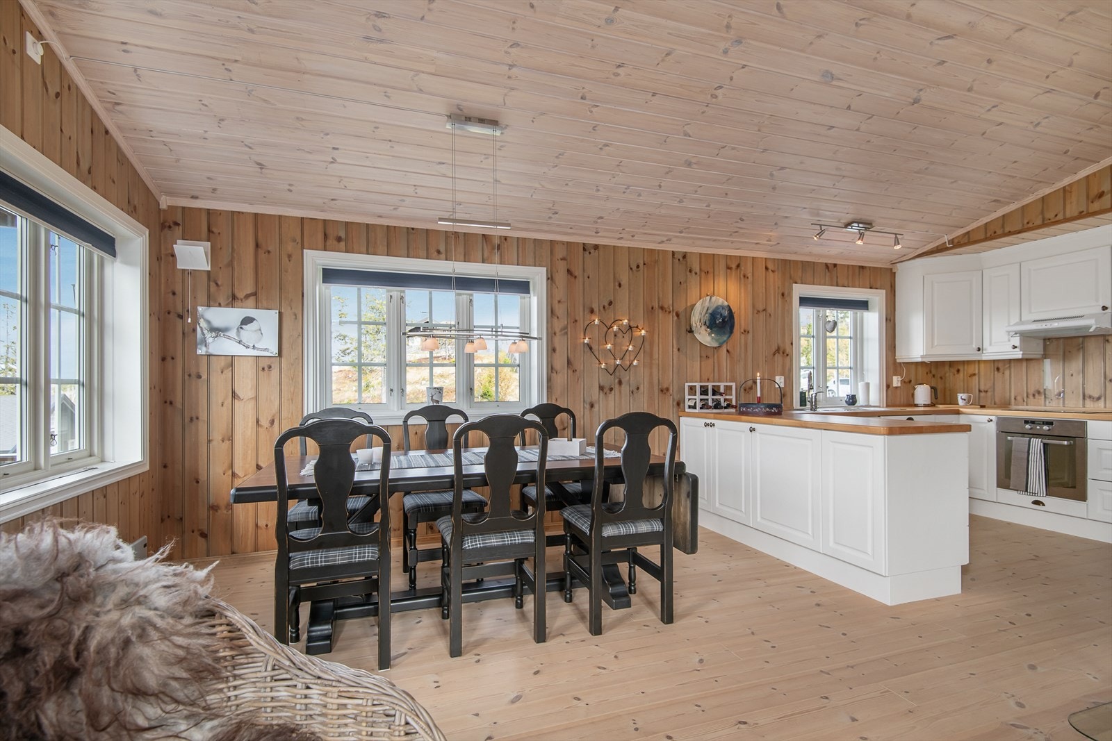 Stue og kjøkken i åpen løsning skaper sosial sone og er hyttas midtpunkt Galleribilde