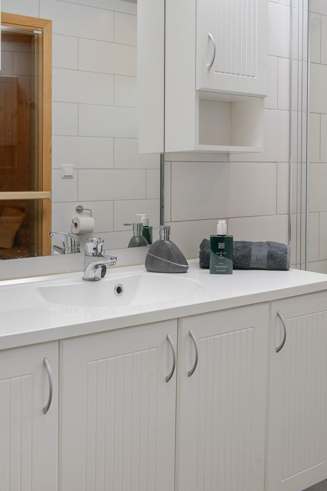 Servantinnredning med veggskap og speil - For øvrig innredet med dusjhjørne og gulvstående toalett Galleribilde