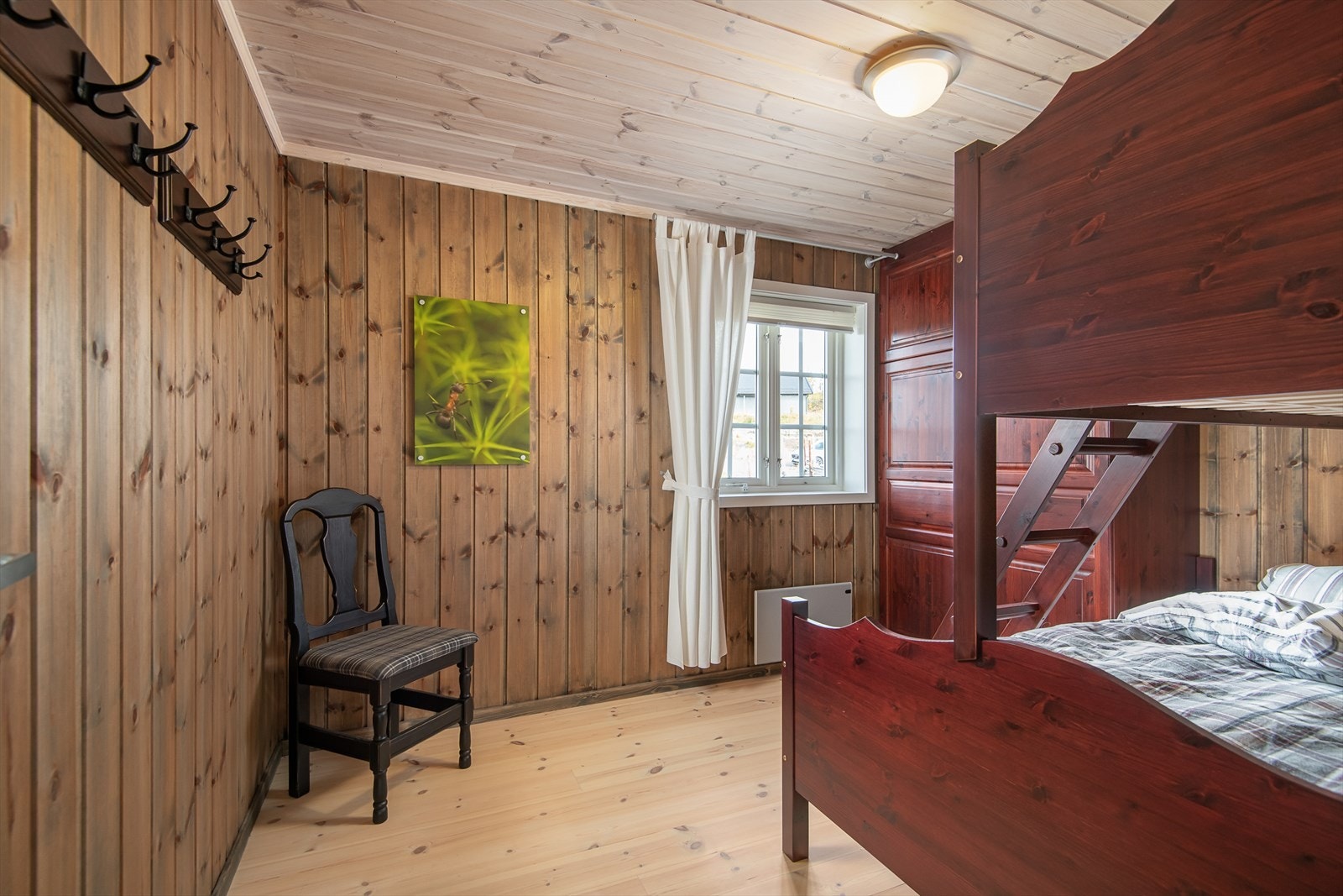 Soverom III med familiekøyeseng og garderobe Galleribilde