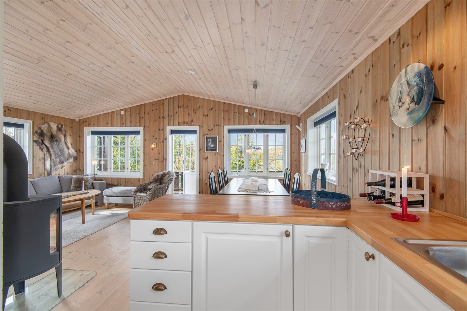 Sosial sone og gode arbeidsflater ut mot resten av rommet Galleribilde