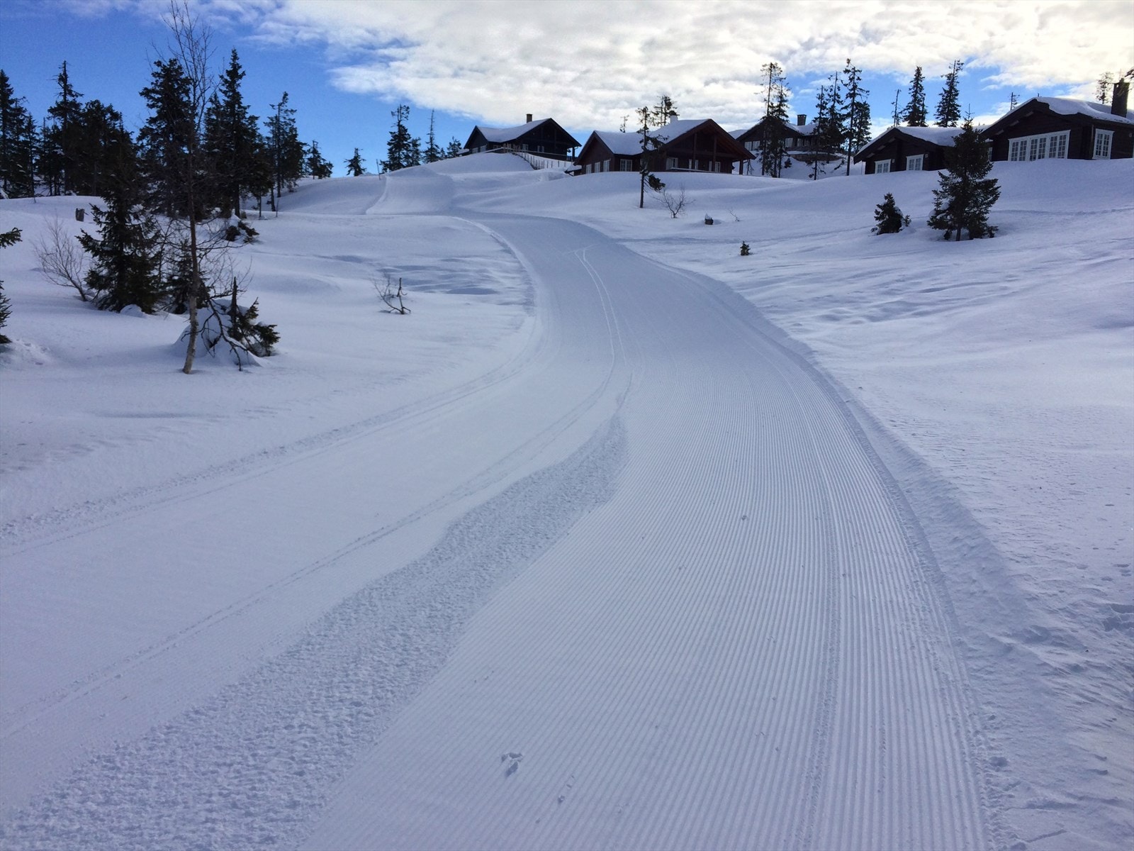 Tilførselsløype kjøres opp av løypemaskin ca. 100 meter nedenfor hytta Galleribilde