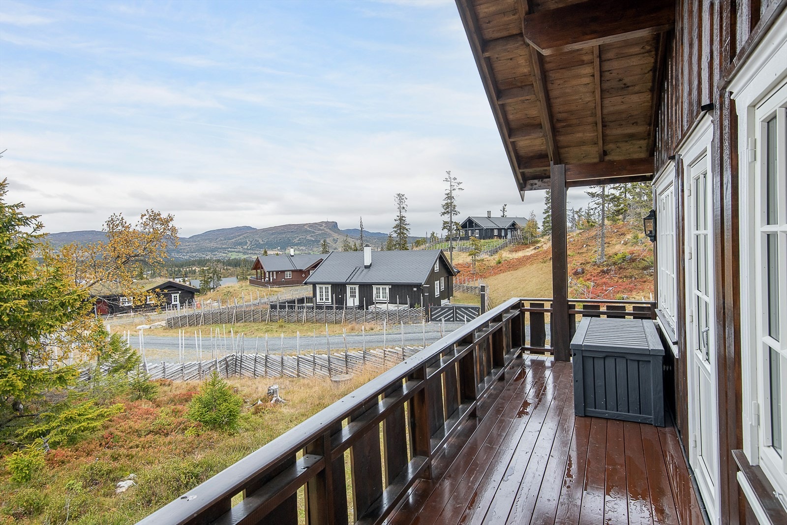 Solrik og flott terrasse med fin utsikt nordover mot Skeikampen Galleribilde