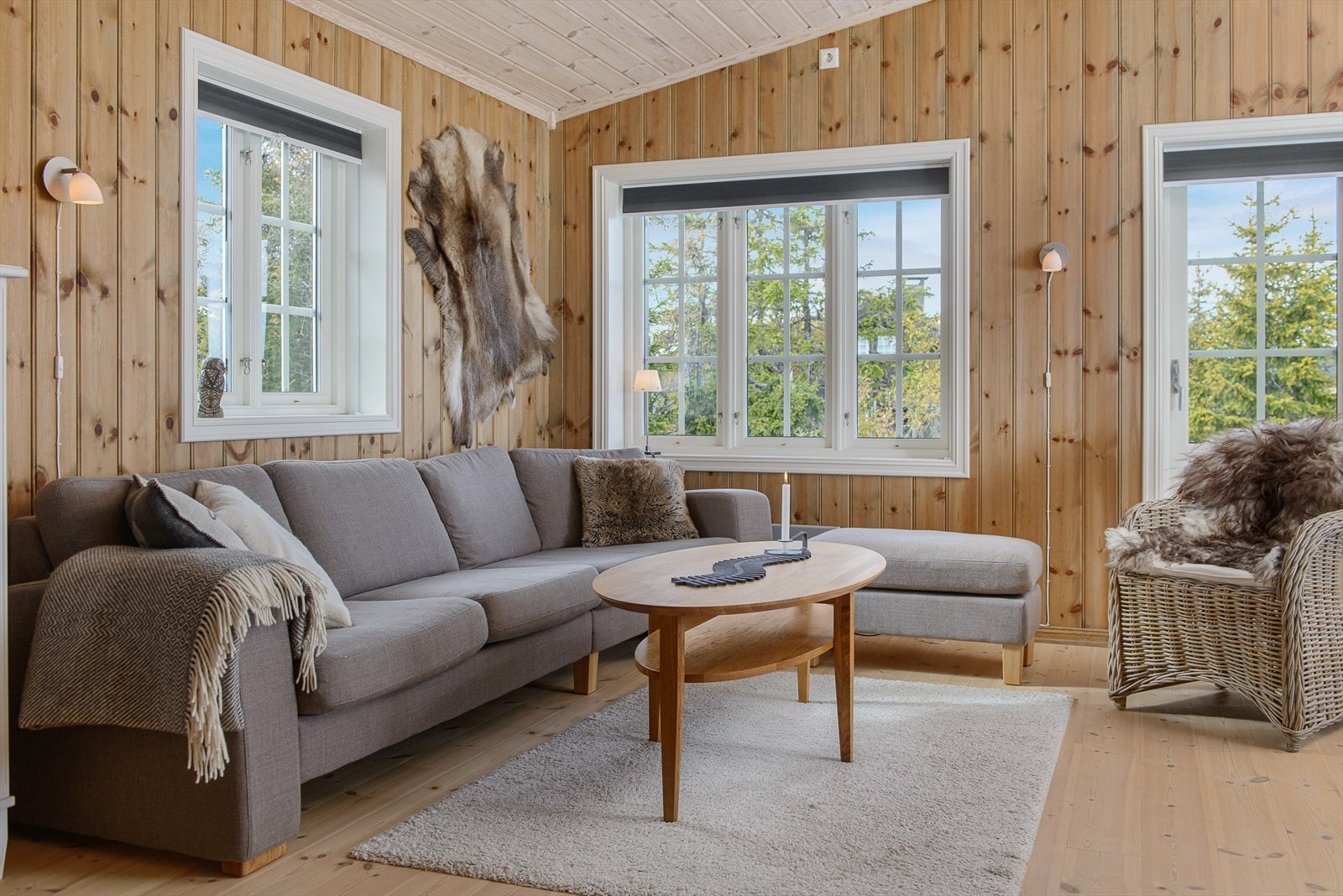 Rommet har flere møbleringsmuligheter for sittegrupper Galleribilde