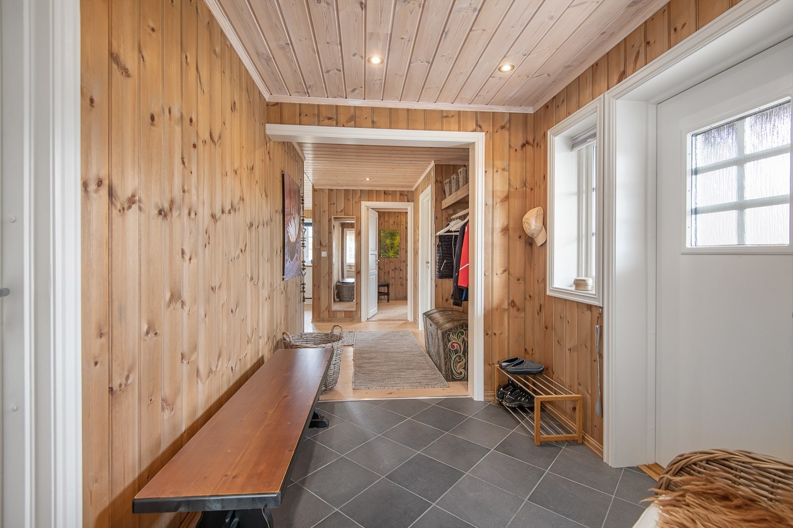 Gode oppbevaringsmuligheter av sko- og yttertøy Galleribilde