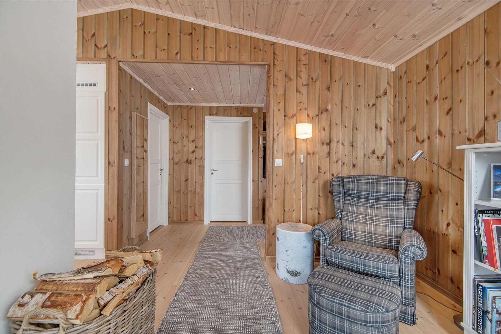 Finn frem en god bok og nyt hyttetilværelsen Galleribilde