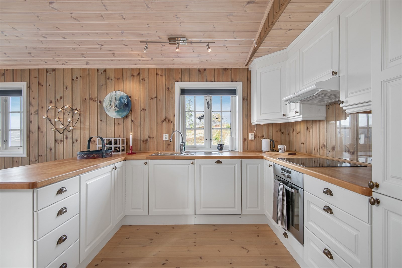 Kjøkkeninnredning i heltre med malte profilerte fronter Galleribilde