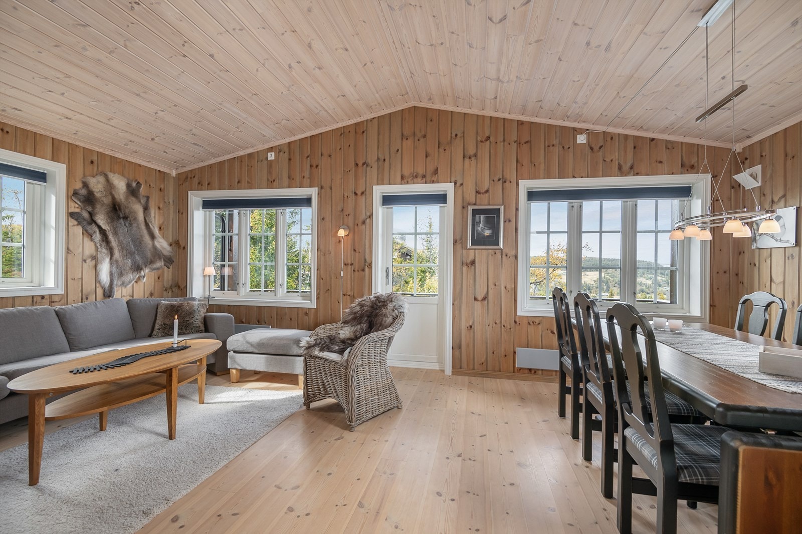 Fra stuen er det adkomst til delvis takoverbygget veranda Galleribilde