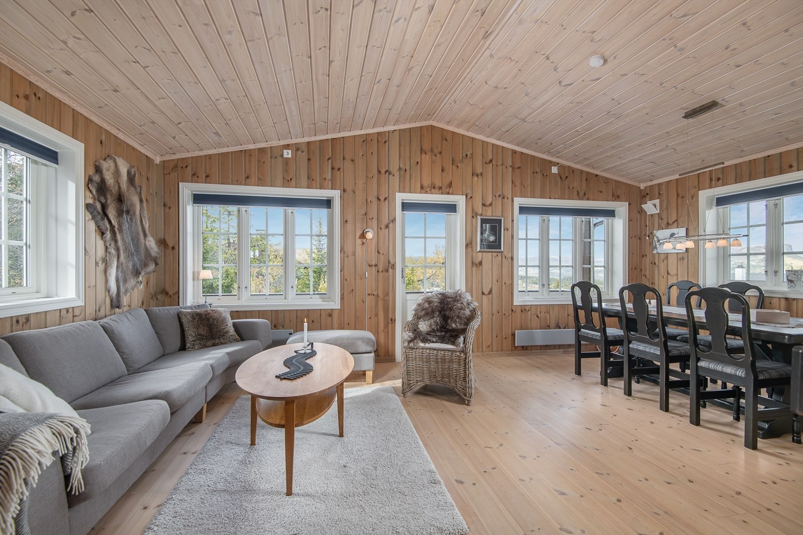 Flere vindusflater bevarer en flott utsikt og slipper inn naturlig daglys i rommet Galleribilde