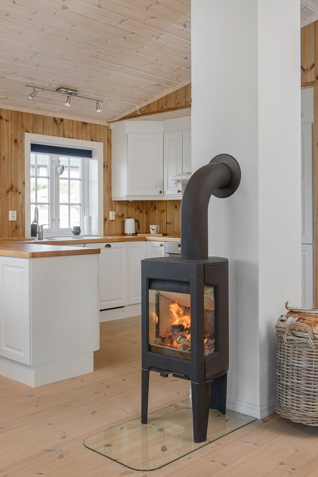 Vedovn skaper hyggelig stemning og avgir effektivt god varme på kalde vinterdager Galleribilde