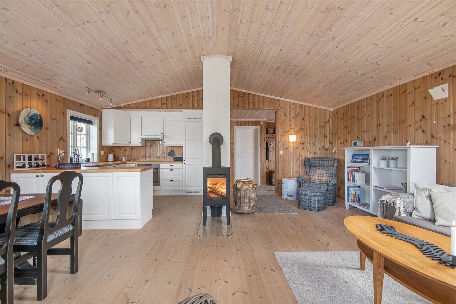 Lys og romslig stue med god takhøyde og vedovn Galleribilde