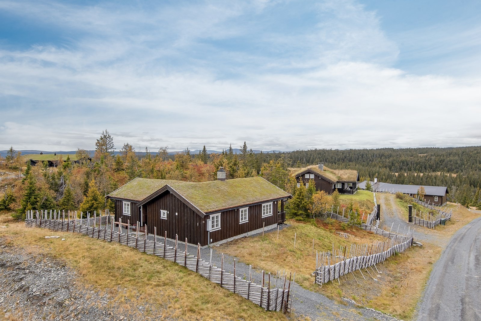 Eiendommen ligger fint og rolig til på feltet med god solgang og flott utsikt Galleribilde