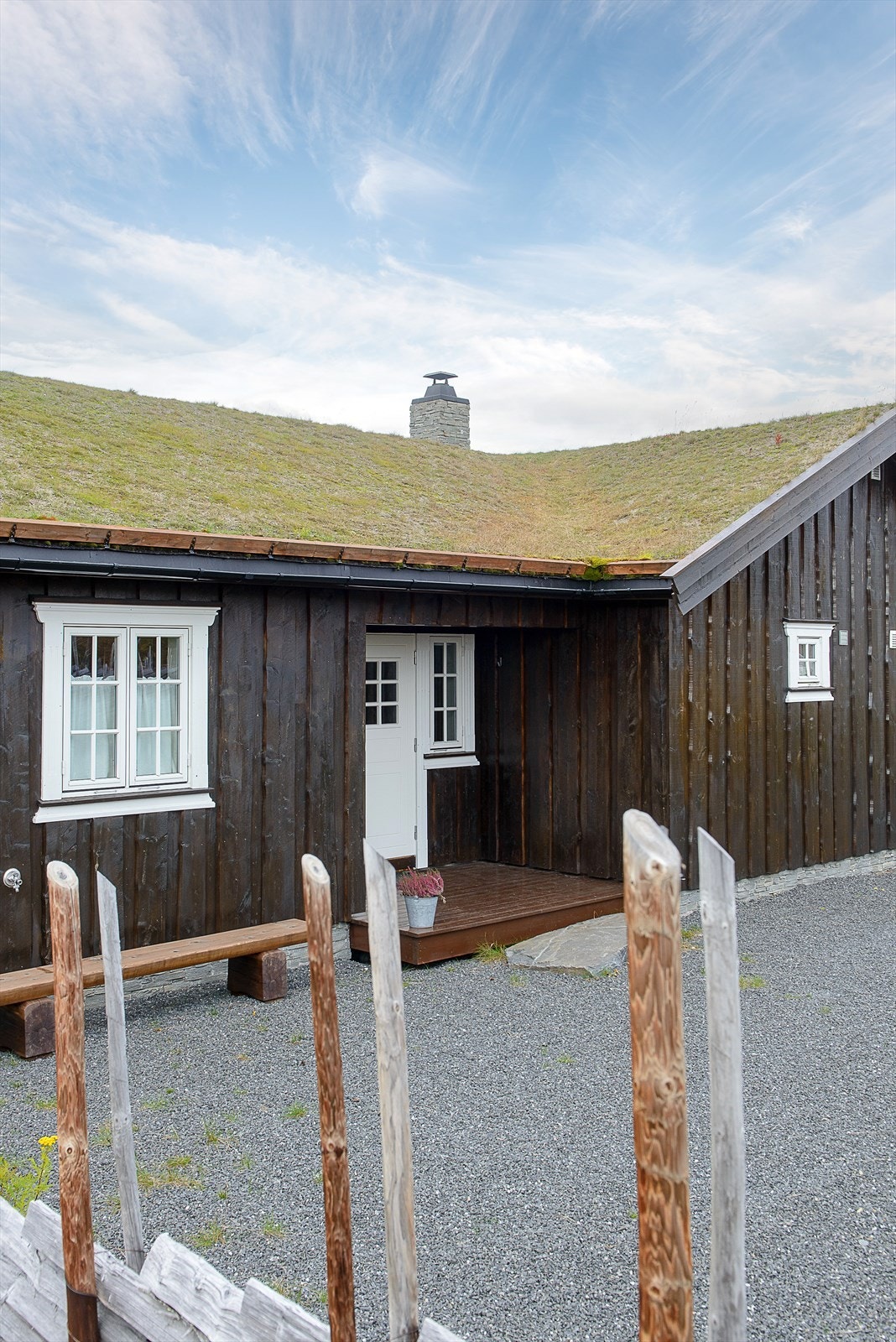 Delvis takoverbygget inngangsparti med adkomst til hytten og bod/teknisk rom Galleribilde