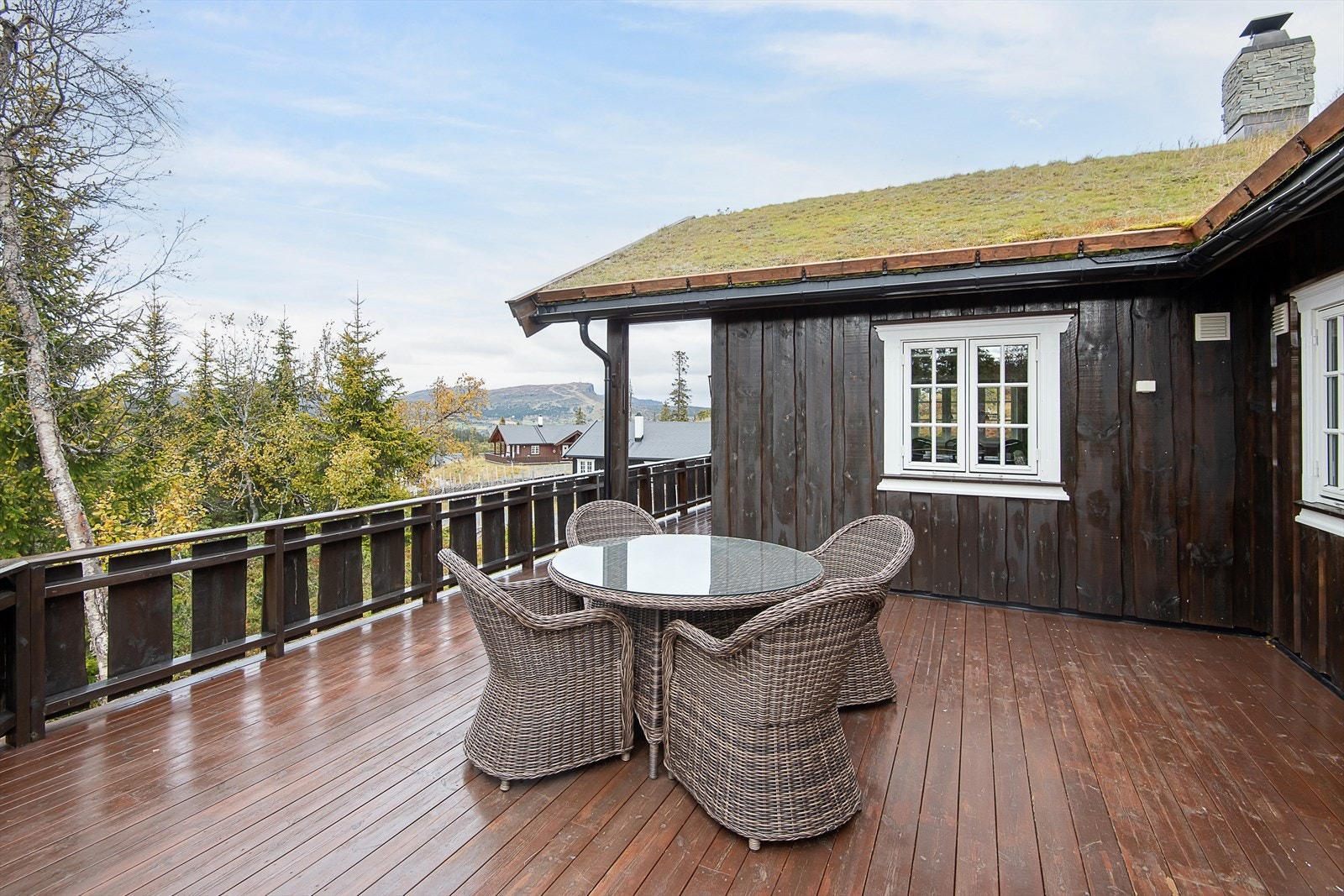 Terrassen er romslig med gode muligheter for møblering Galleribilde