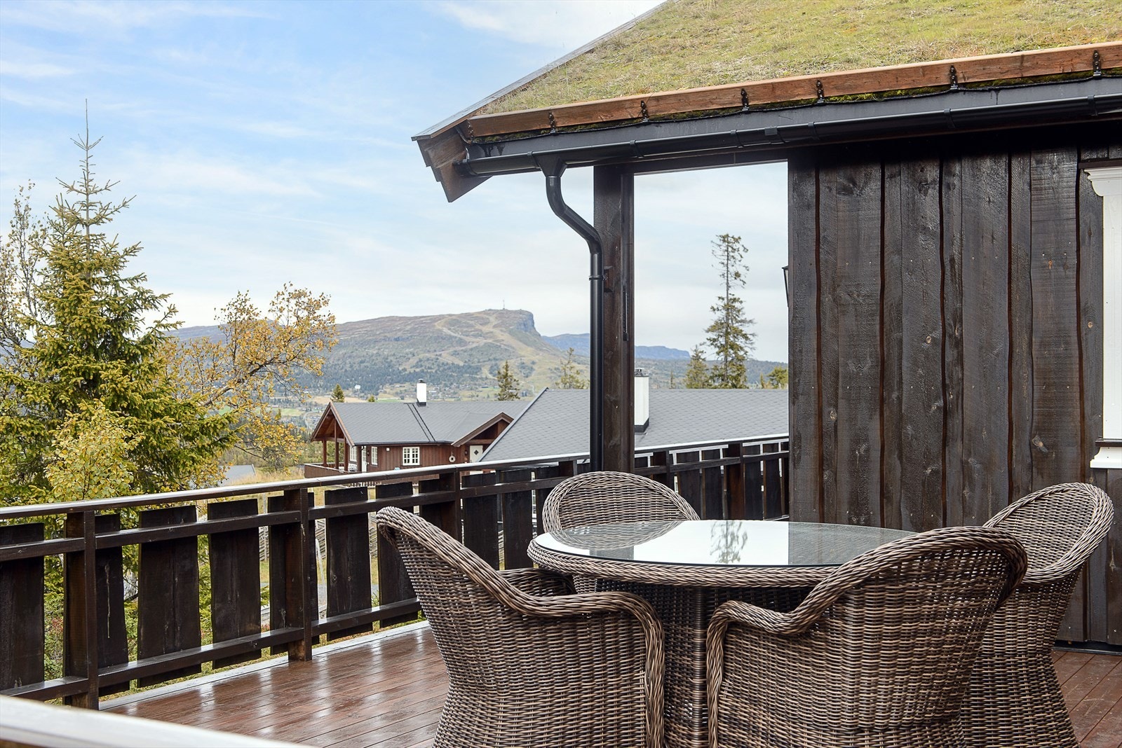 Et rolig hytteområde hvor flott utsikt mot Skeikampen kan nytes fra verandaen Galleribilde