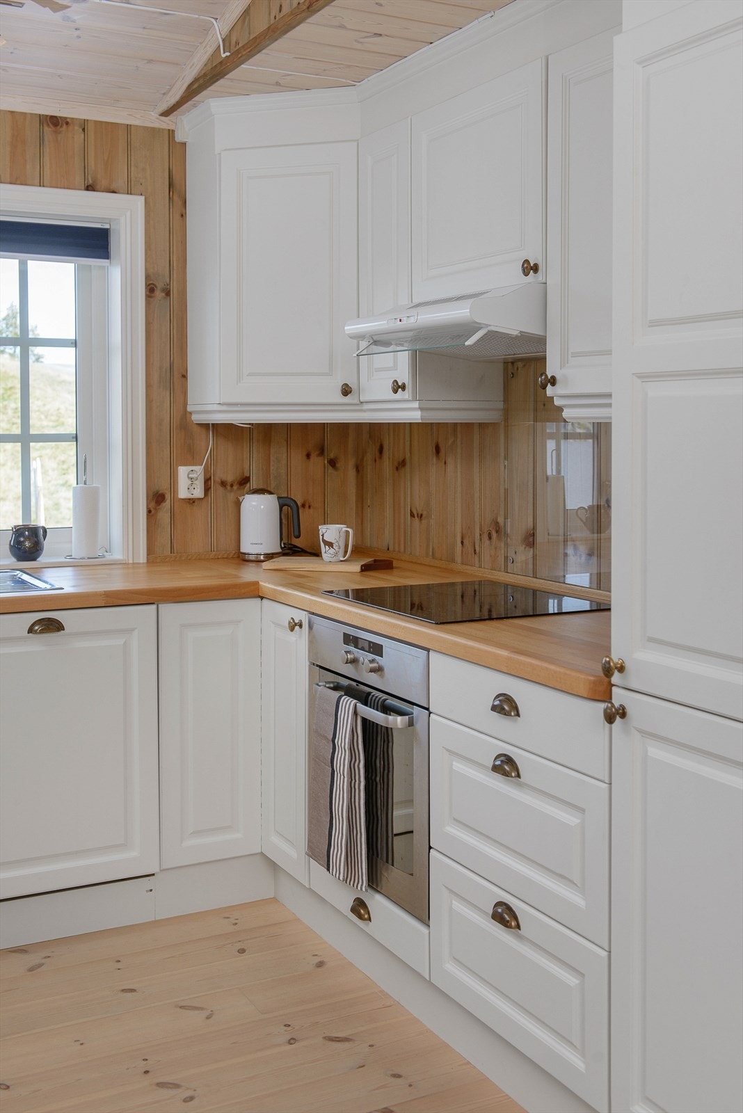 Det er integrerte hvitevarer som komfyr, oppvaskmaskin og kjøleskap Galleribilde