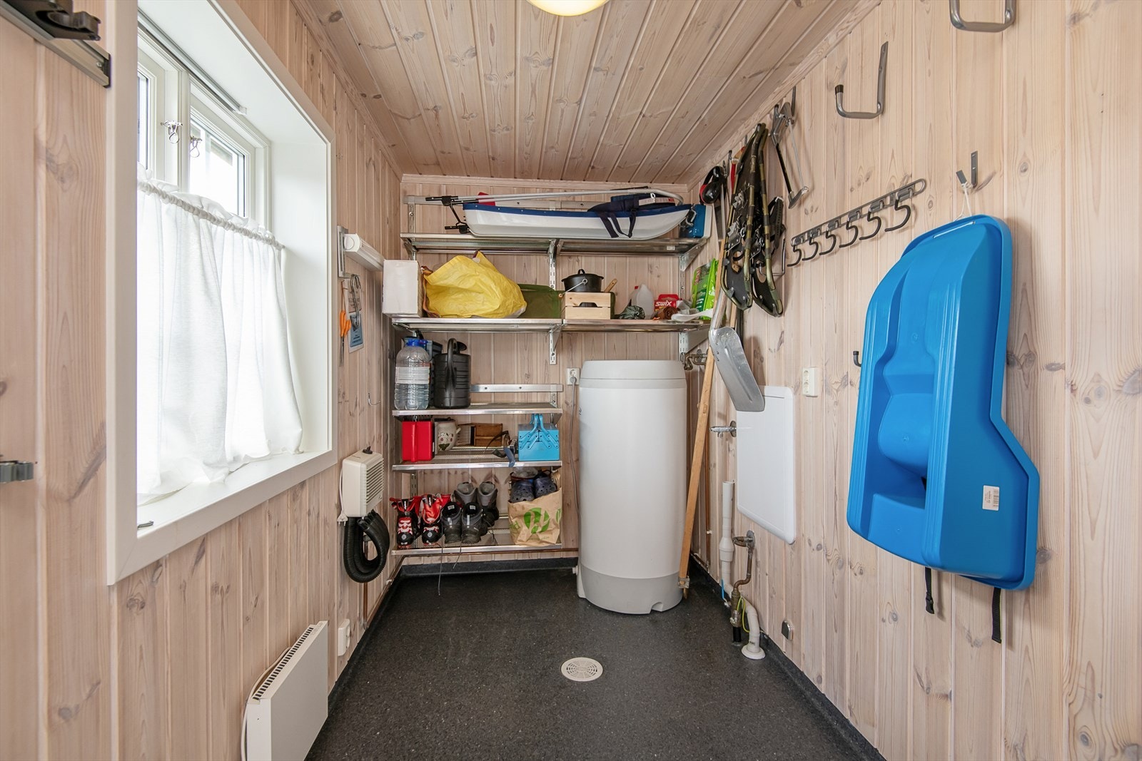 Bod/teknisk rom ved inngangsparti med ferdig opplegg til vaskemaskin Galleribilde